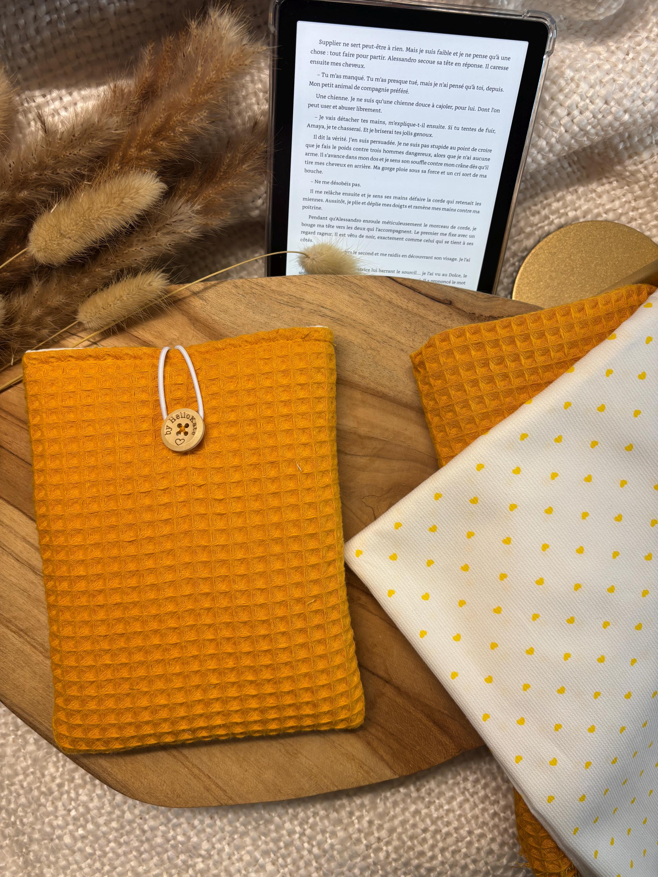 Pochette livre ou liseuse molletonnée en tissu nid d'abeille jaune moutarde