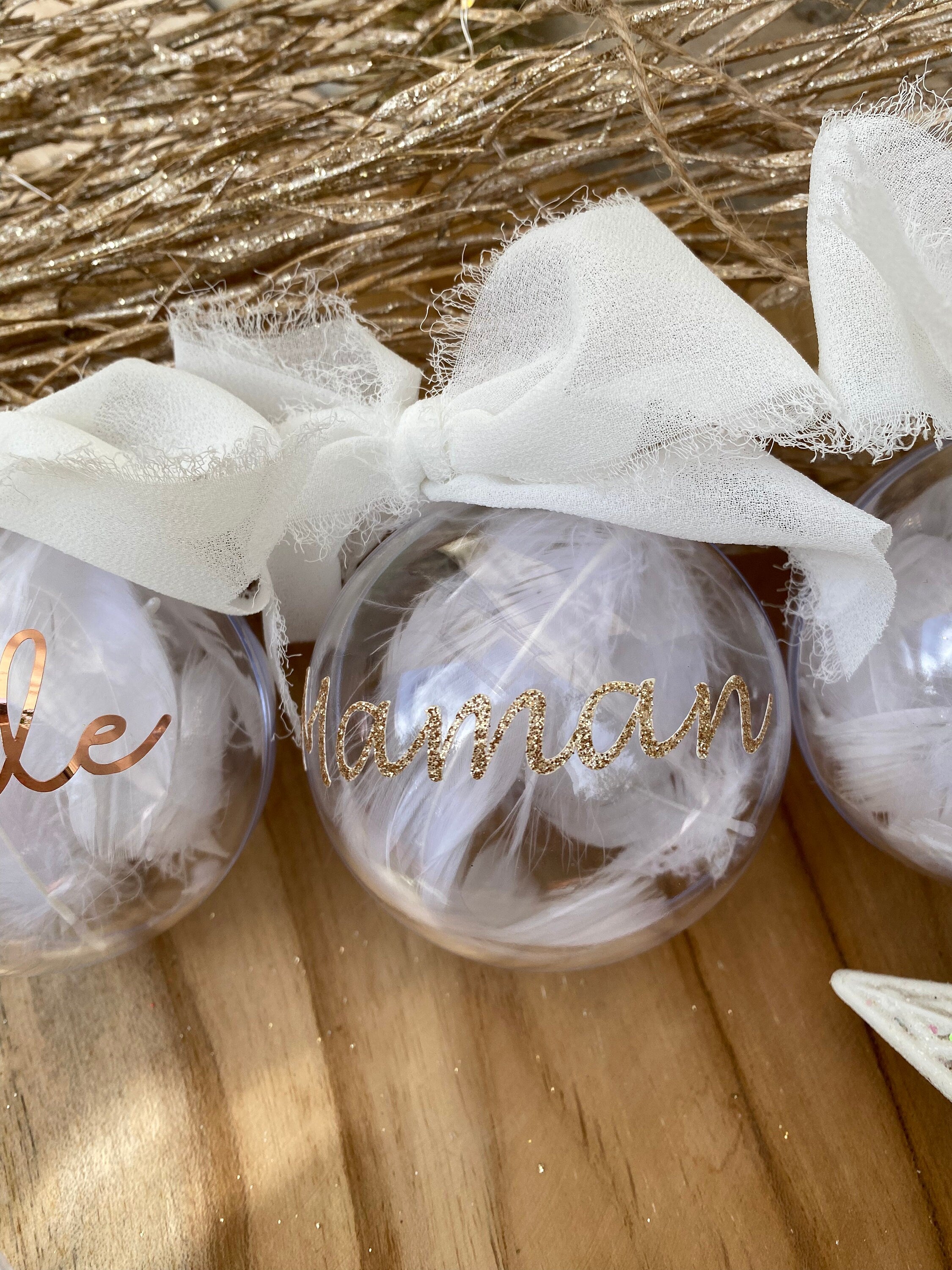 Boule de noël personnalisée plumes et prénom