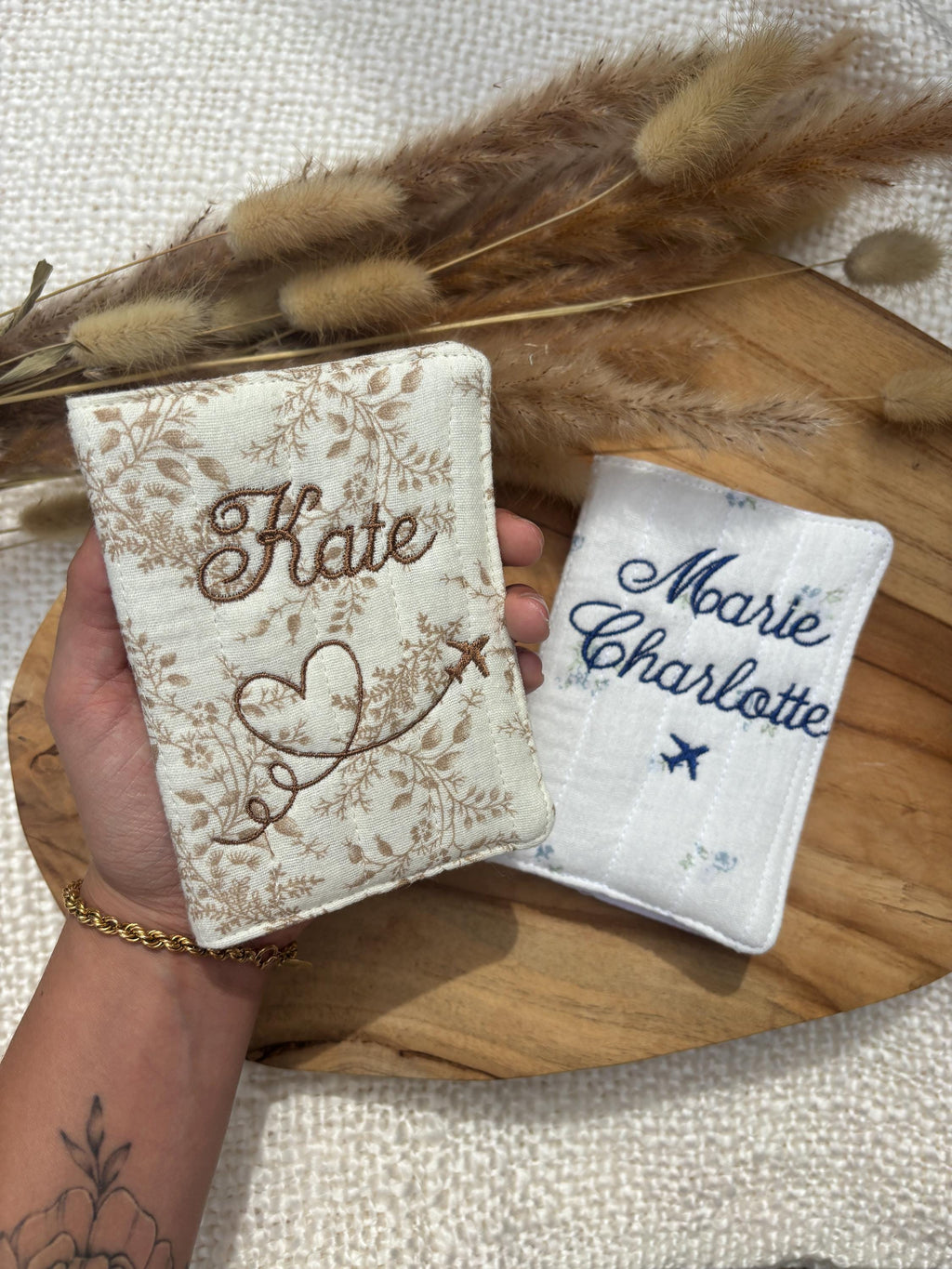 Protège passeport personnalisé en tissu et broderie