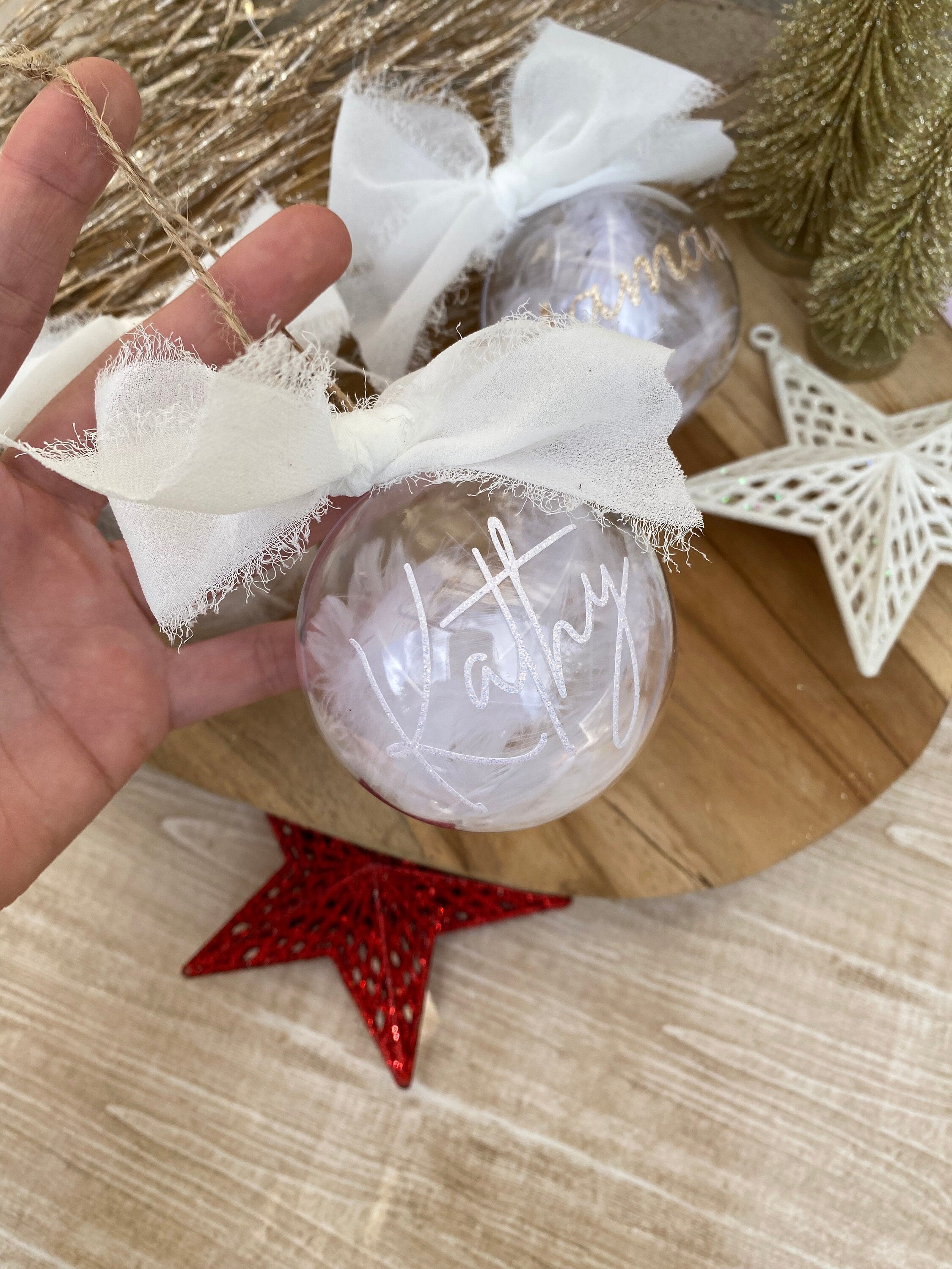 Boule de noël personnalisée plumes et prénom