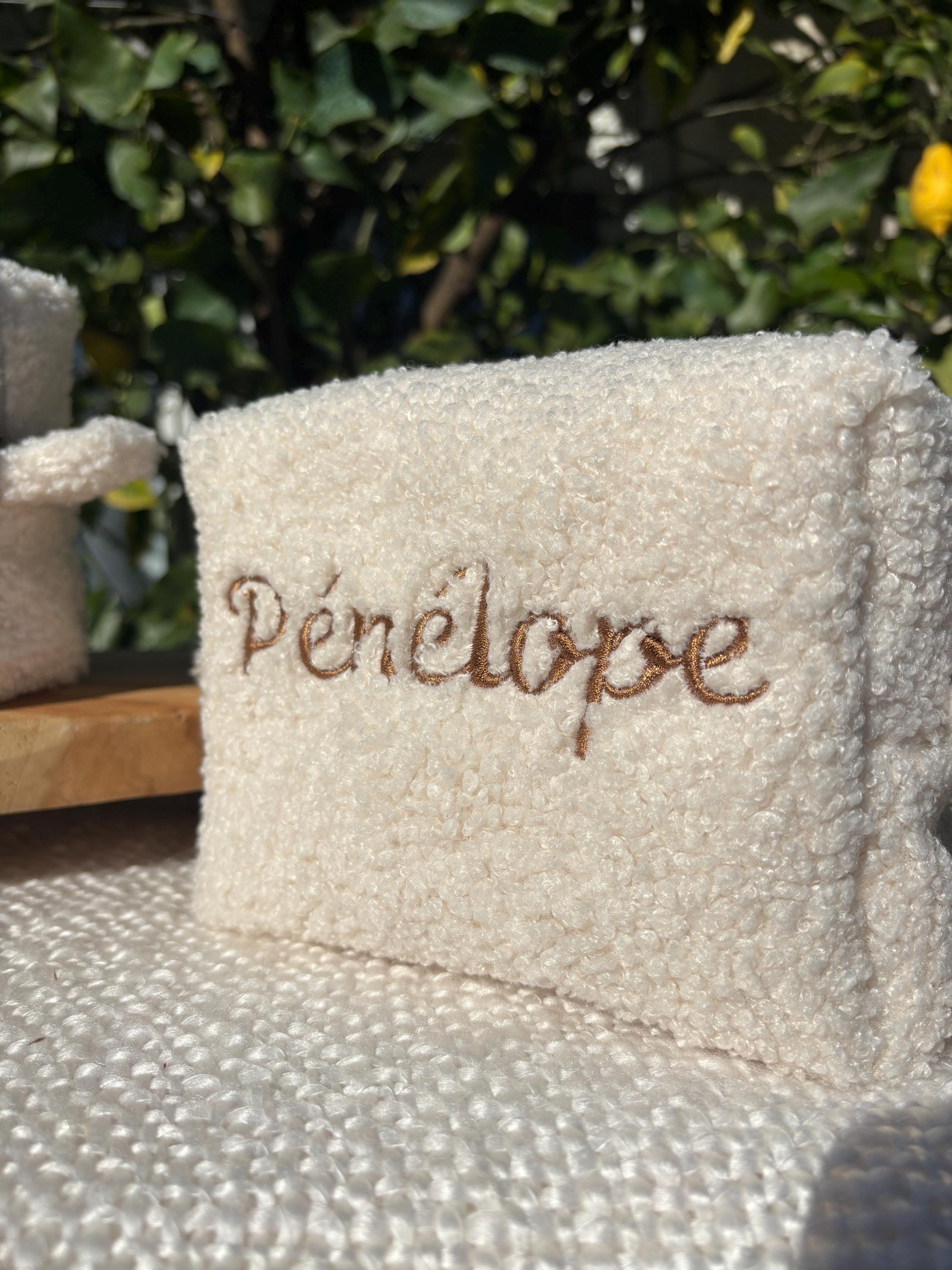 Trousse de toilette personnalisée avec broderie en tissu bouclette , trousse à maquillage brodé, trousse de toilette avec prénom