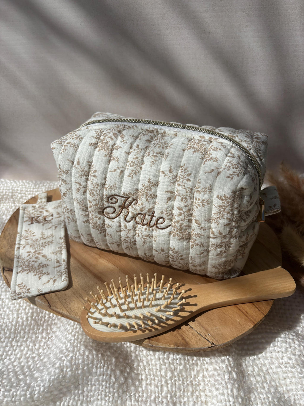 Trousse de toilette personnalisée avec broderie en double gaze de coton beige , trousse à maquillage brodé, trousse de toilette avec prénom