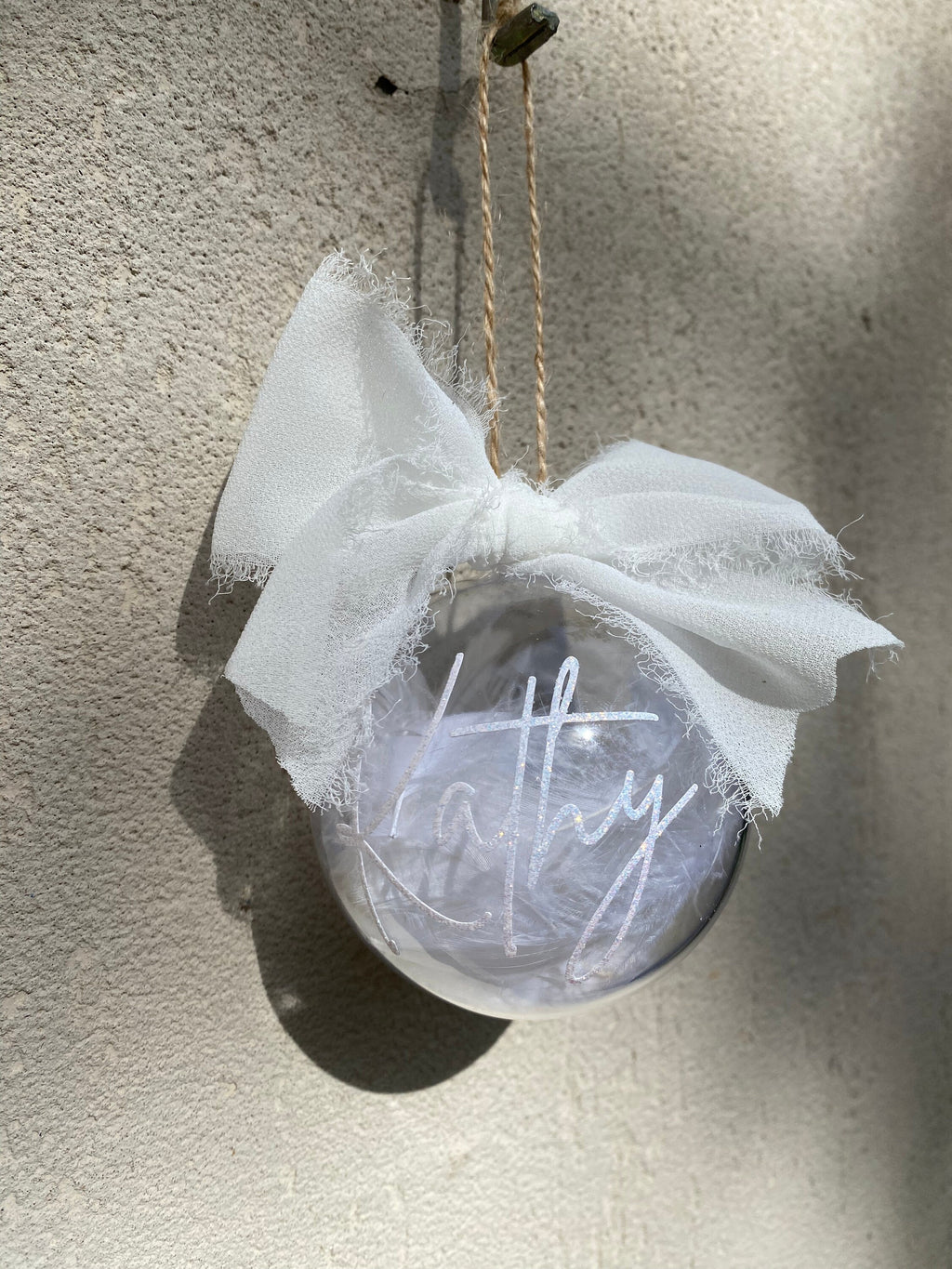 Boule de noël personnalisée plumes et prénom