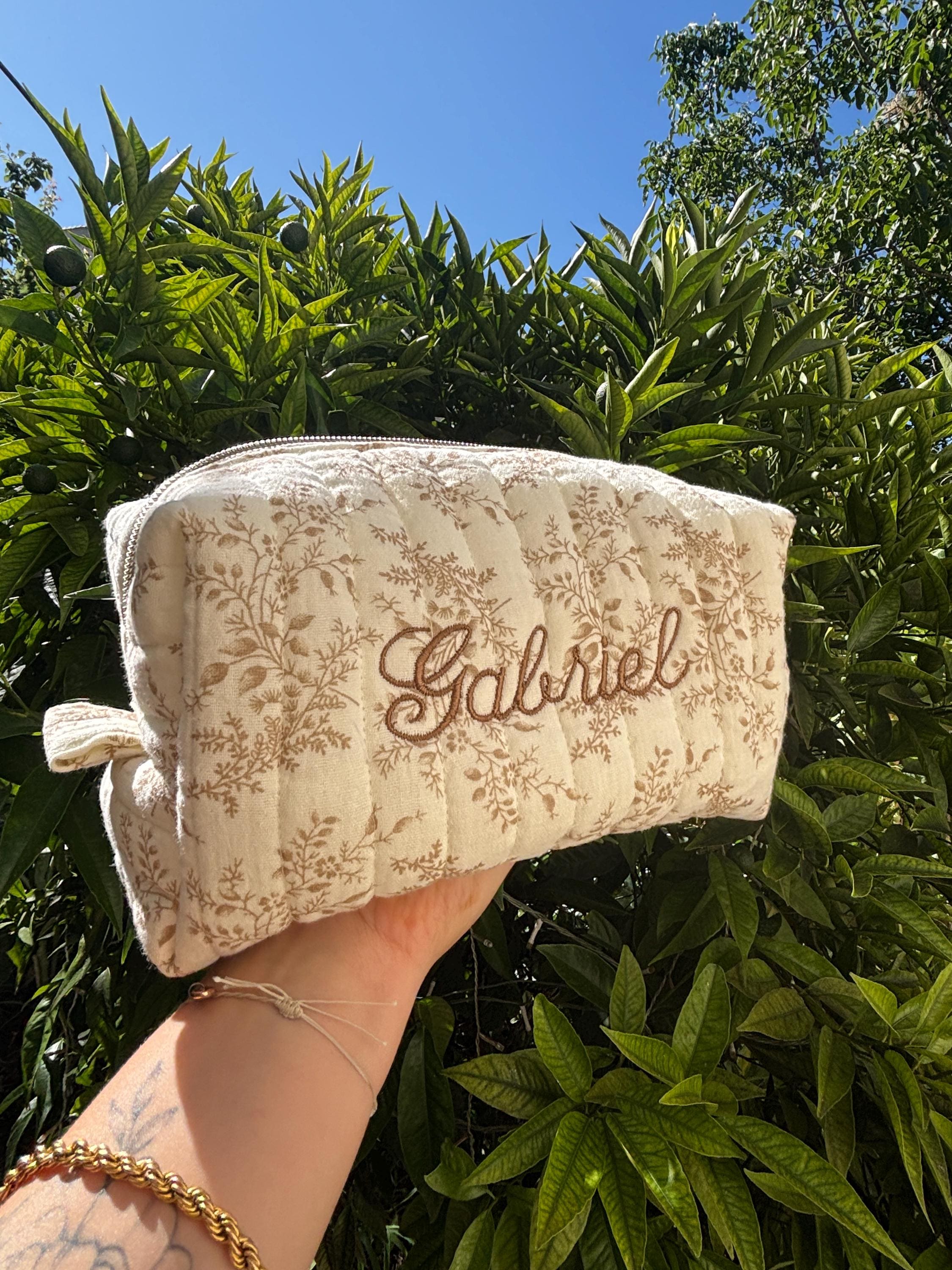 Trousse de toilette personnalisée avec broderie en double gaze de coton beige , trousse à maquillage brodé, trousse de toilette avec prénom