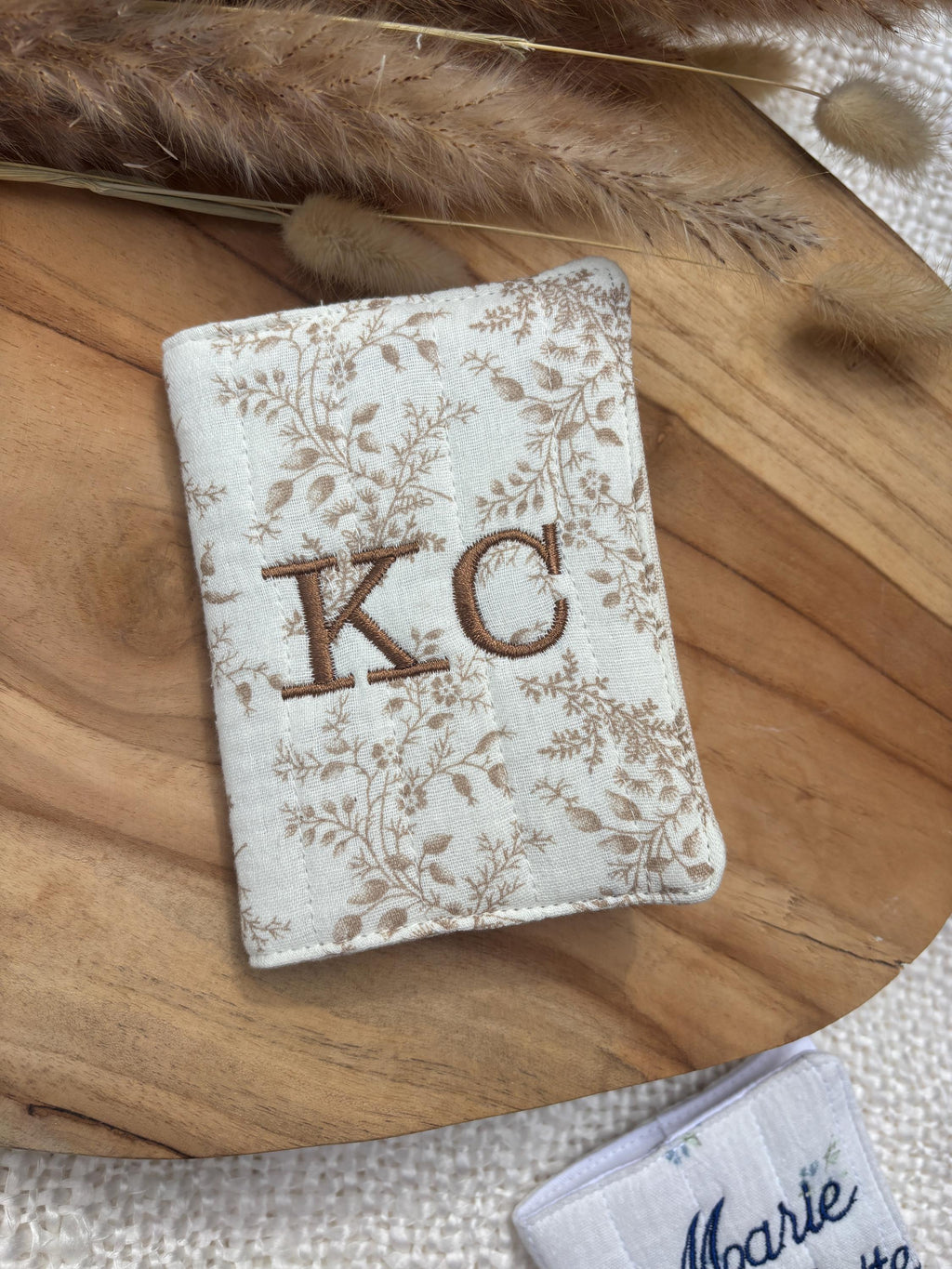 Protège passeport personnalisé en tissu et broderie