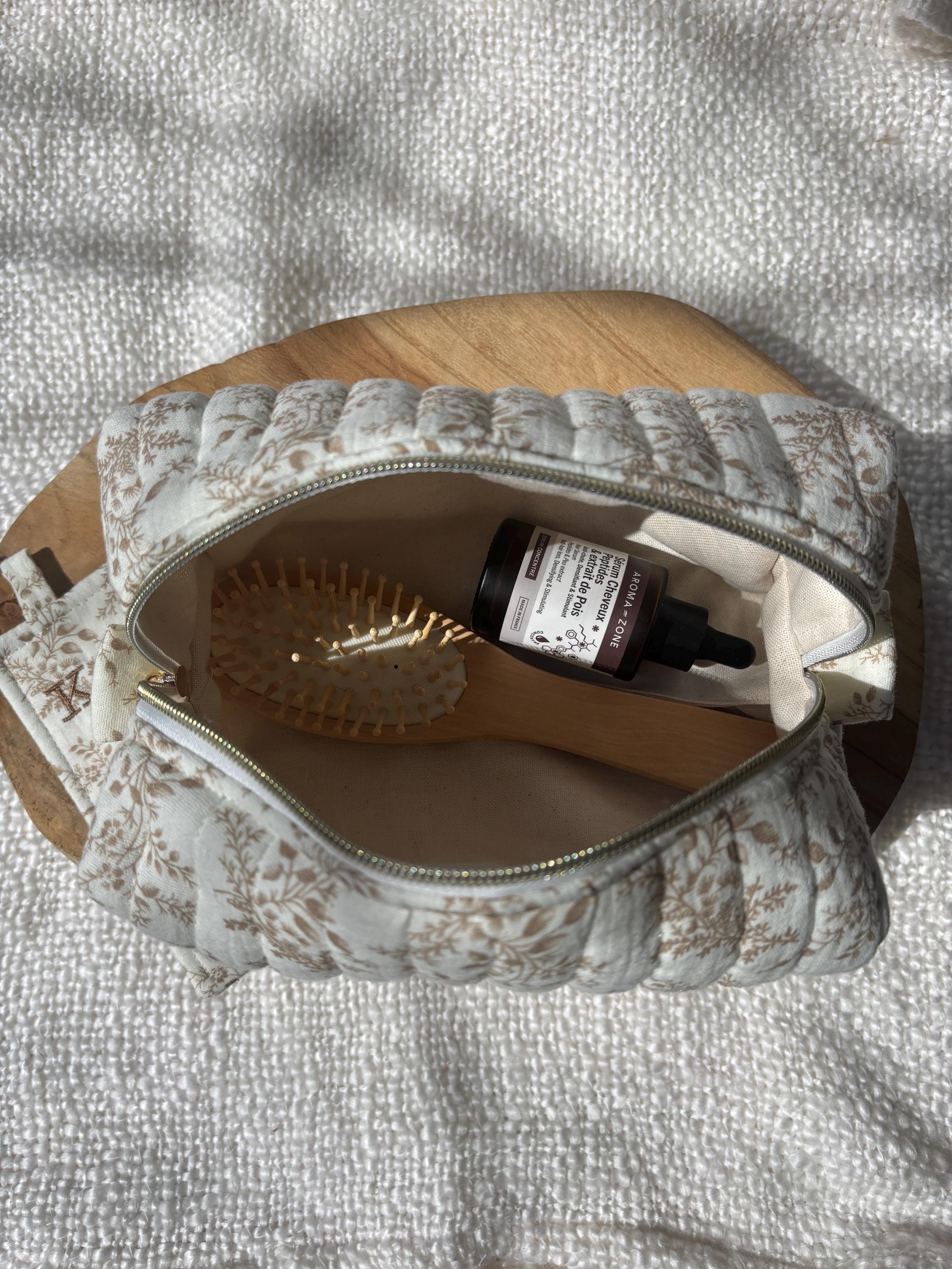 Trousse de toilette personnalisée avec broderie en double gaze de coton beige , trousse à maquillage brodé, trousse de toilette avec prénom