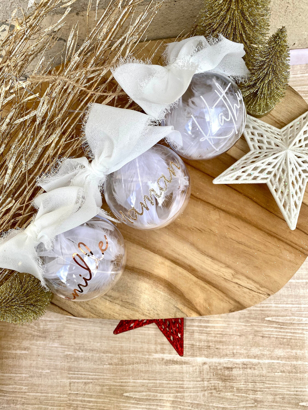 Boule de noël personnalisée plumes et prénom