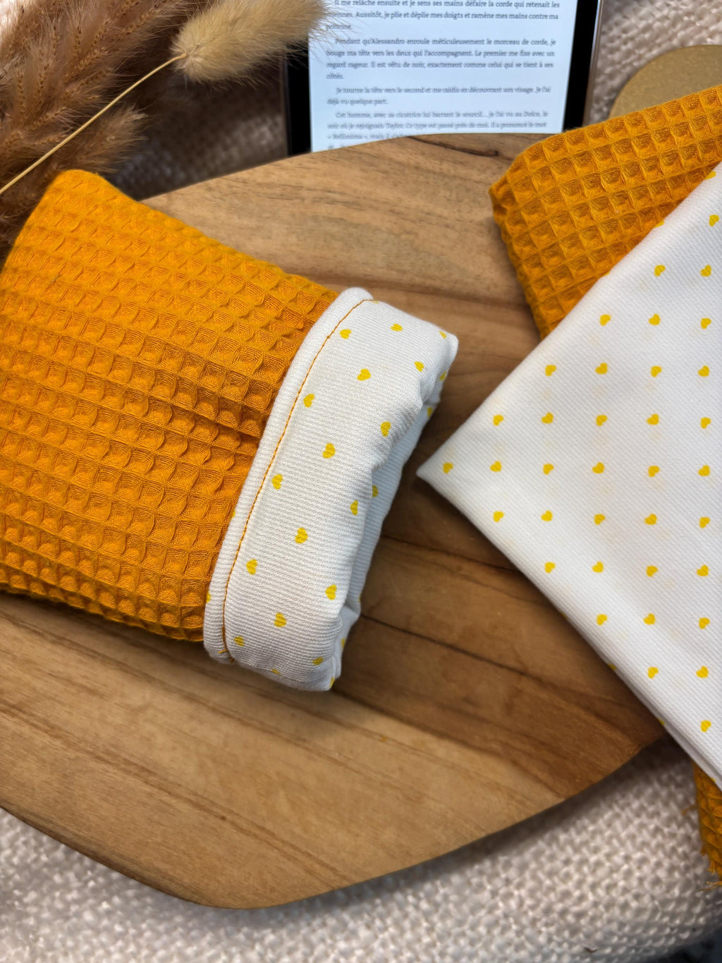 Pochette livre ou liseuse molletonnée en tissu nid d'abeille jaune moutarde