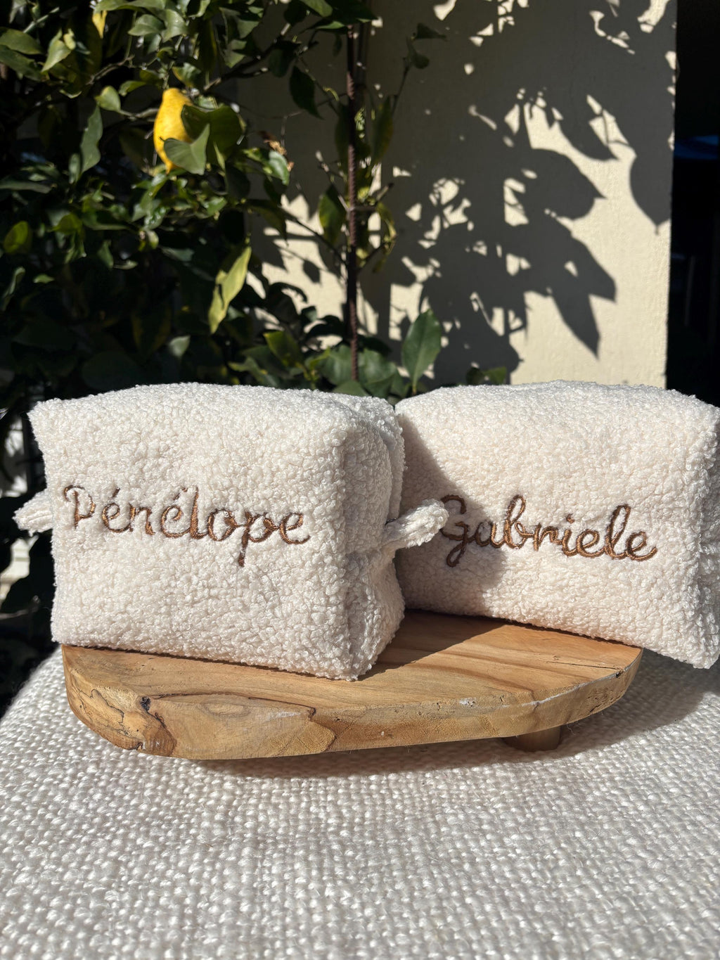 Trousse de toilette personnalisée avec broderie en tissu bouclette , trousse à maquillage brodé, trousse de toilette avec prénom