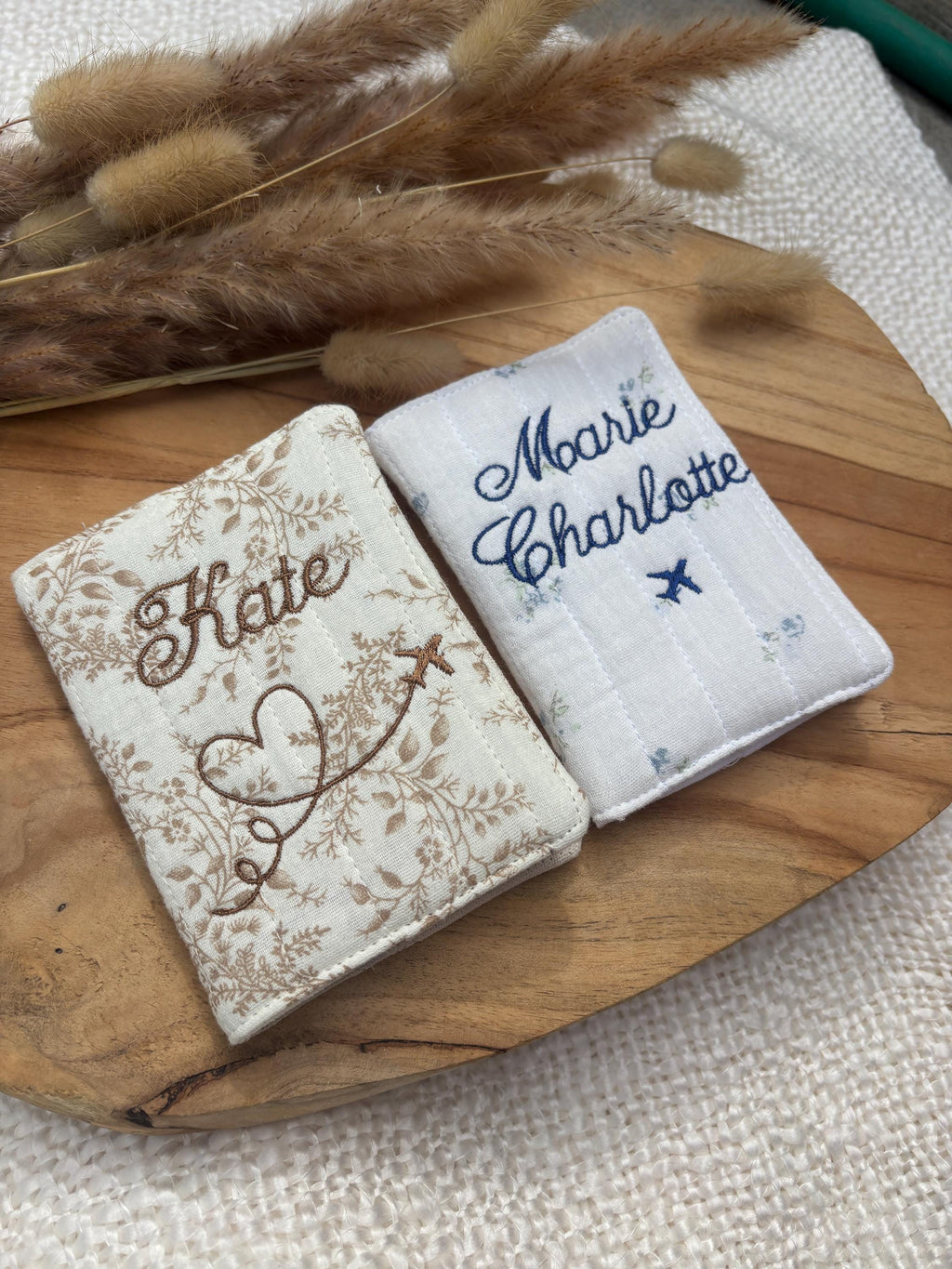 Protège passeport personnalisé en tissu et broderie