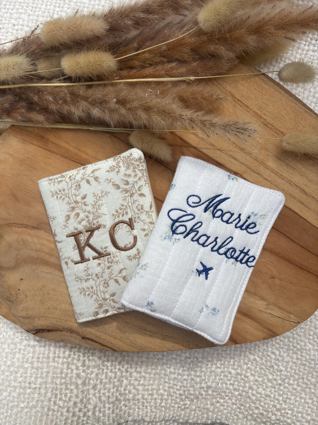 Protège passeport personnalisé en tissu et broderie