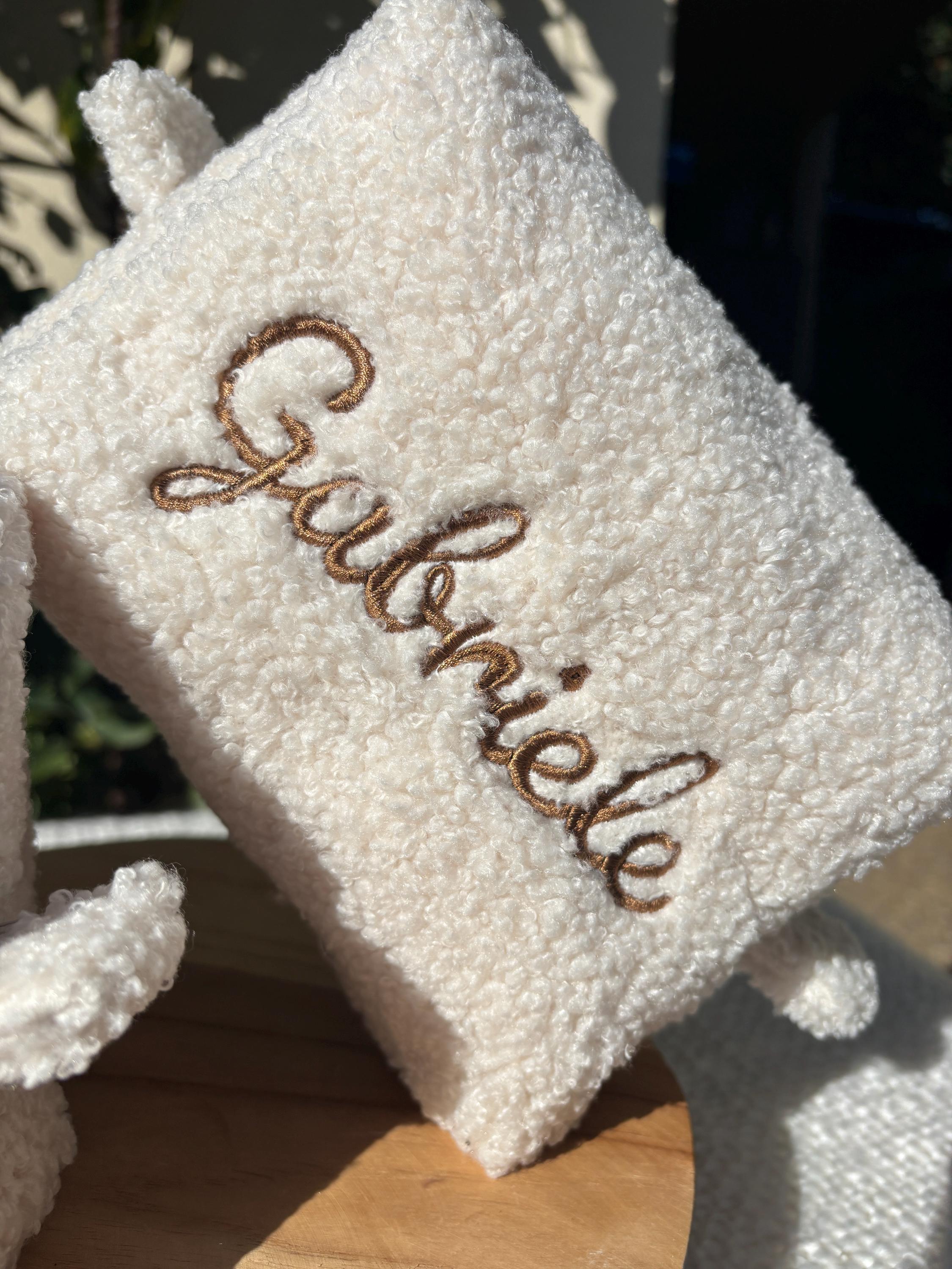 Trousse de toilette personnalisée avec broderie en tissu bouclette , trousse à maquillage brodé, trousse de toilette avec prénom