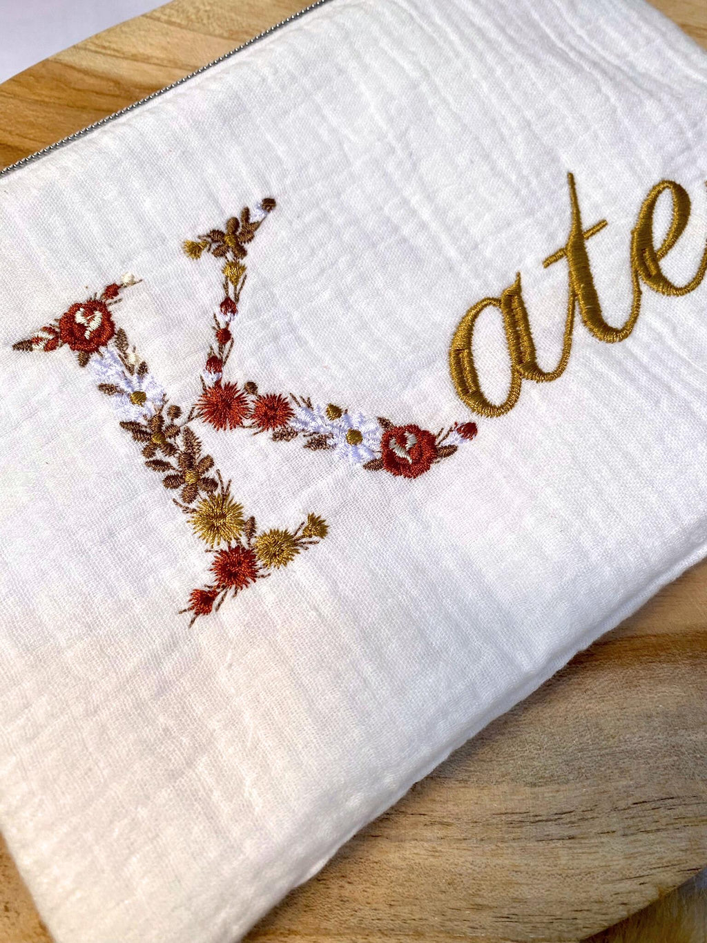 Pochette personnalisée en double gaze blanc de coton brodé