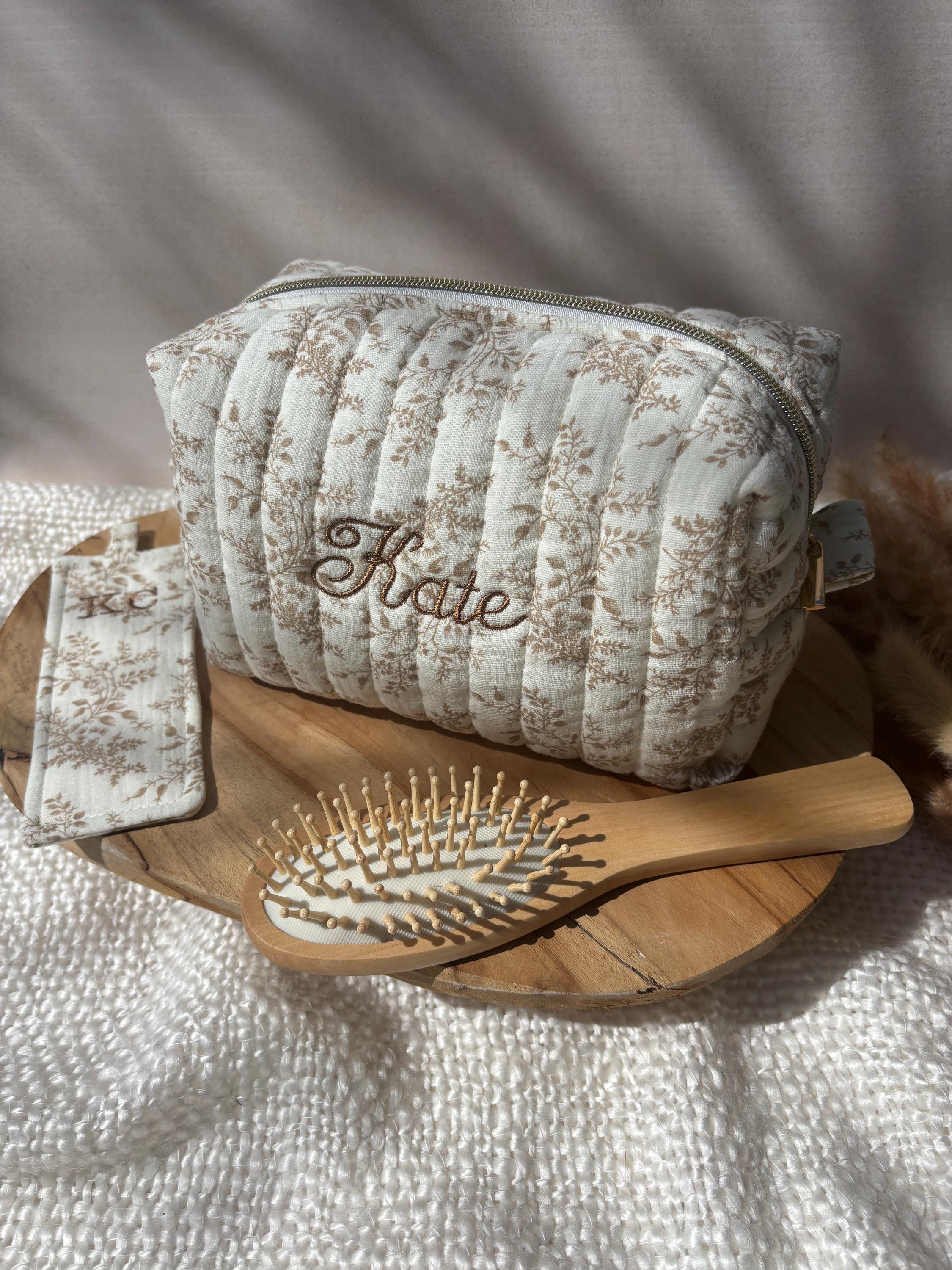 Trousse de toilette personnalisée avec broderie en double gaze de coton beige , trousse à maquillage brodé, trousse de toilette avec prénom