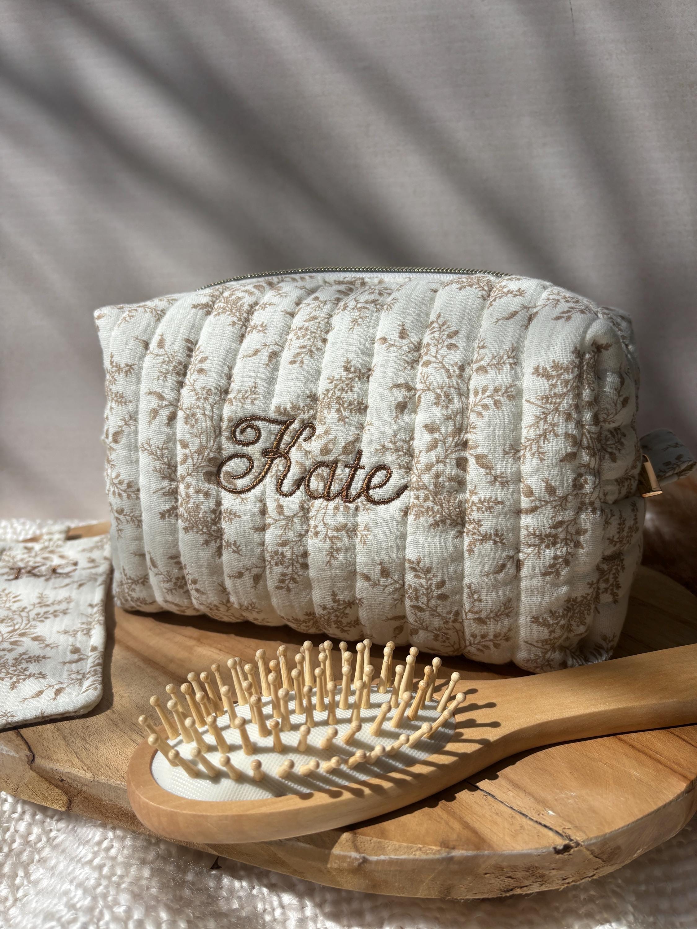 Trousse de toilette personnalisée avec broderie en double gaze de coton beige , trousse à maquillage brodé, trousse de toilette avec prénom