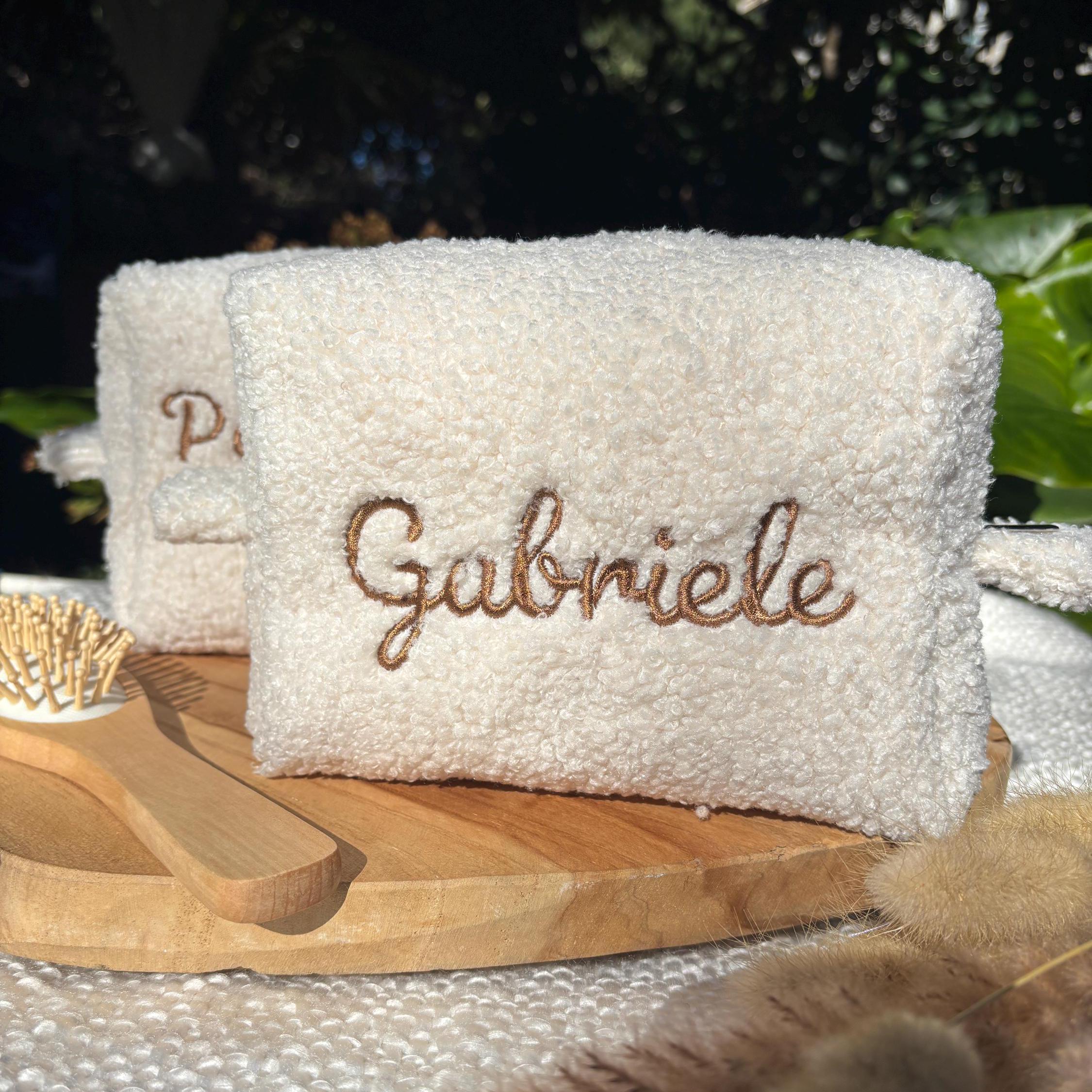 Trousse de toilette personnalisée avec broderie en tissu bouclette , trousse à maquillage brodé, trousse de toilette avec prénom