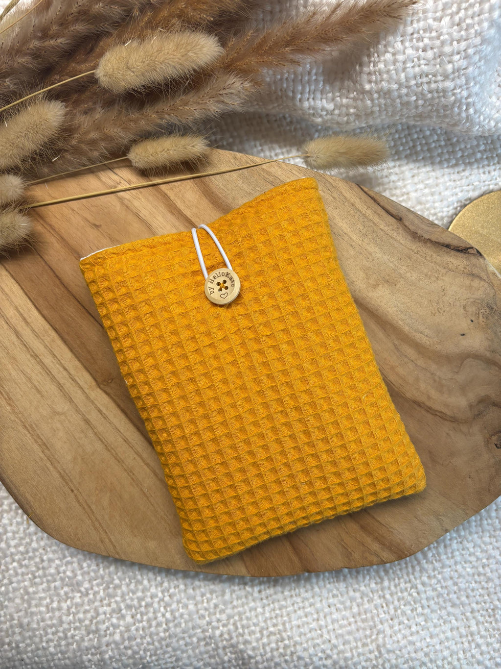 Pochette livre ou liseuse molletonnée en tissu nid d'abeille jaune moutarde