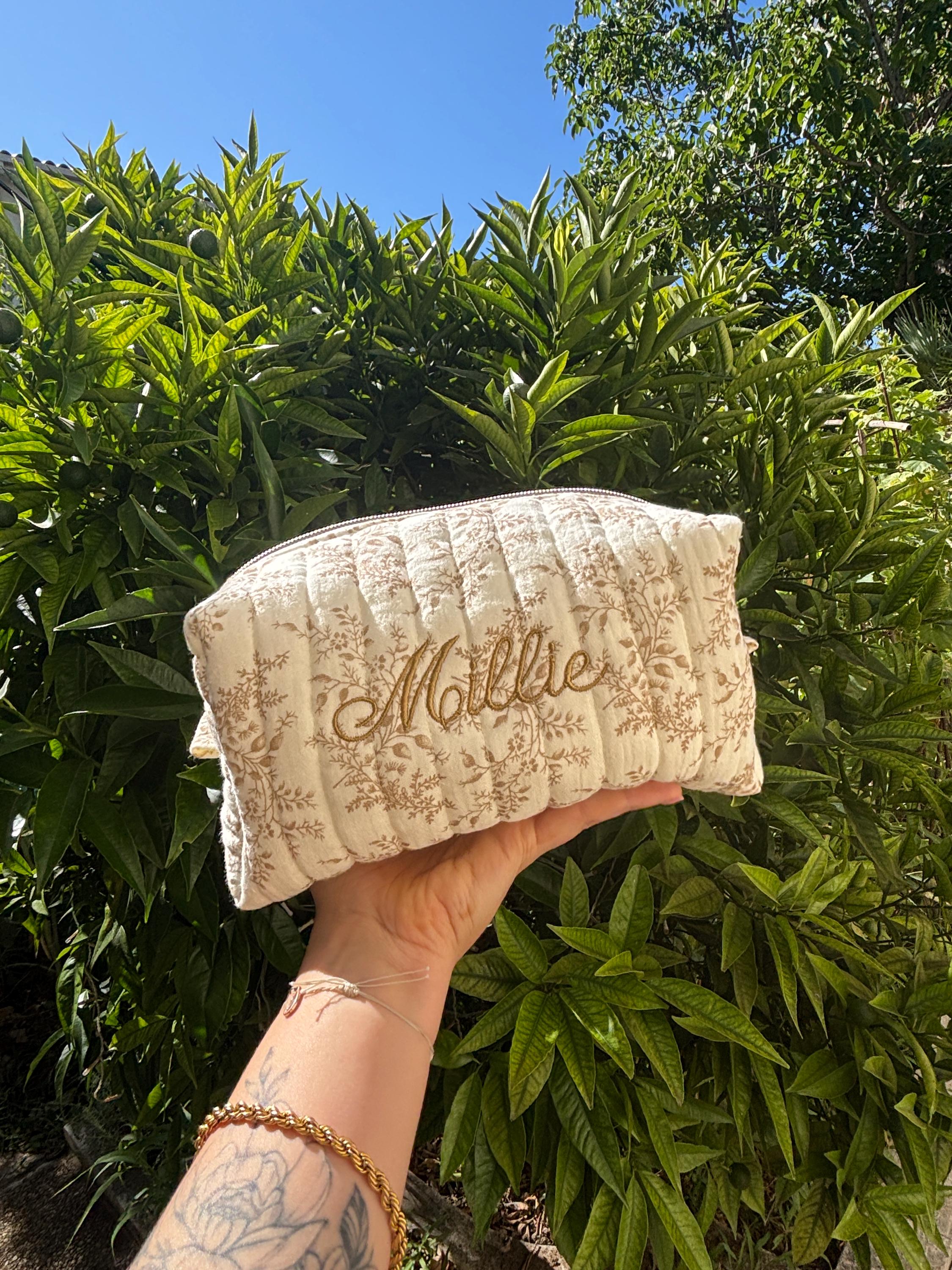 Trousse de toilette personnalisée avec broderie en double gaze de coton beige , trousse à maquillage brodé, trousse de toilette avec prénom