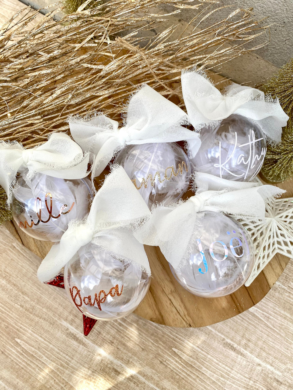 Boule de noël personnalisée plumes et prénom