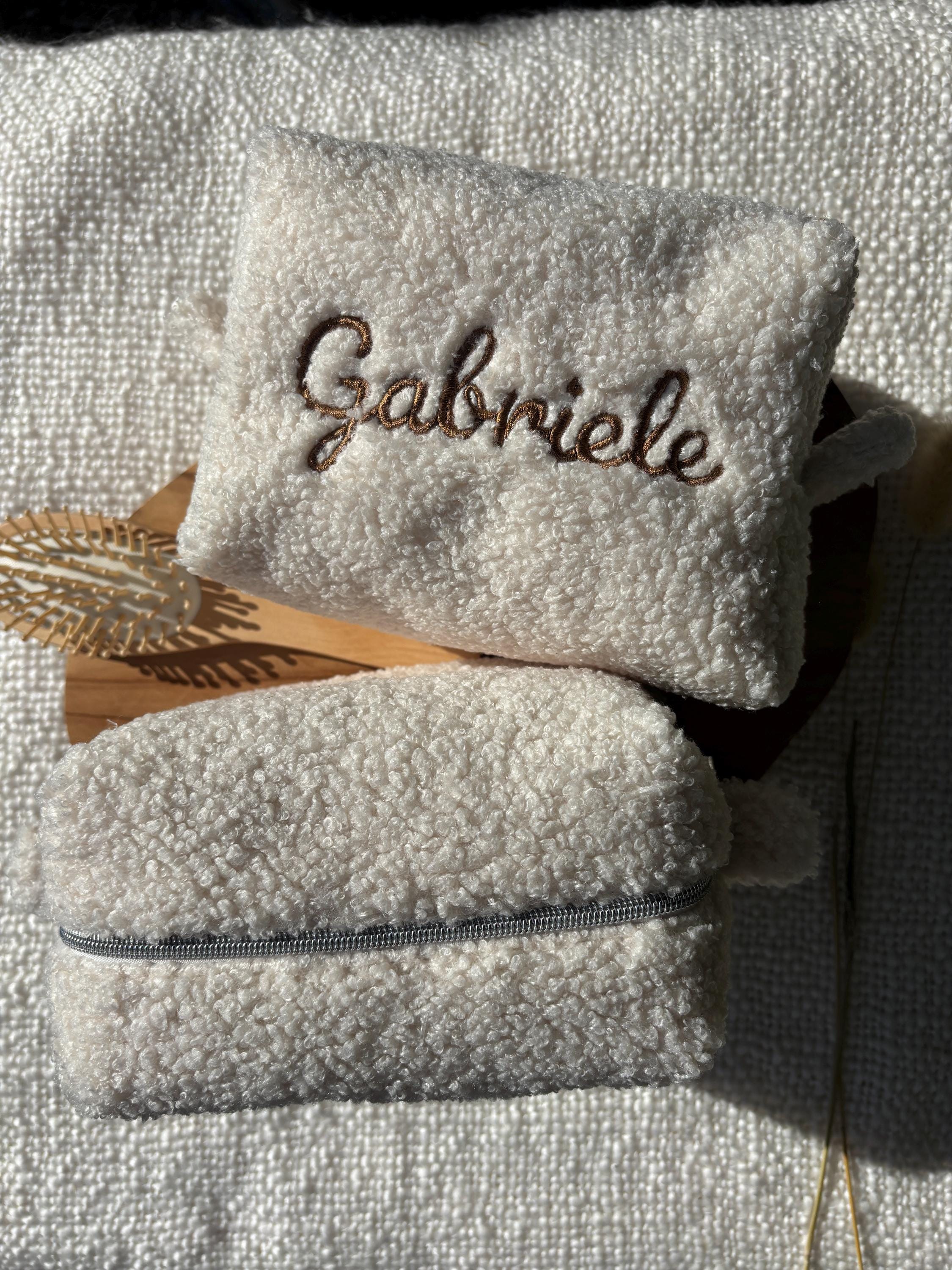 Trousse de toilette personnalisée avec broderie en tissu bouclette , trousse à maquillage brodé, trousse de toilette avec prénom