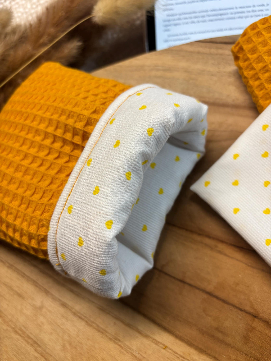 Pochette livre ou liseuse molletonnée en tissu nid d'abeille jaune moutarde