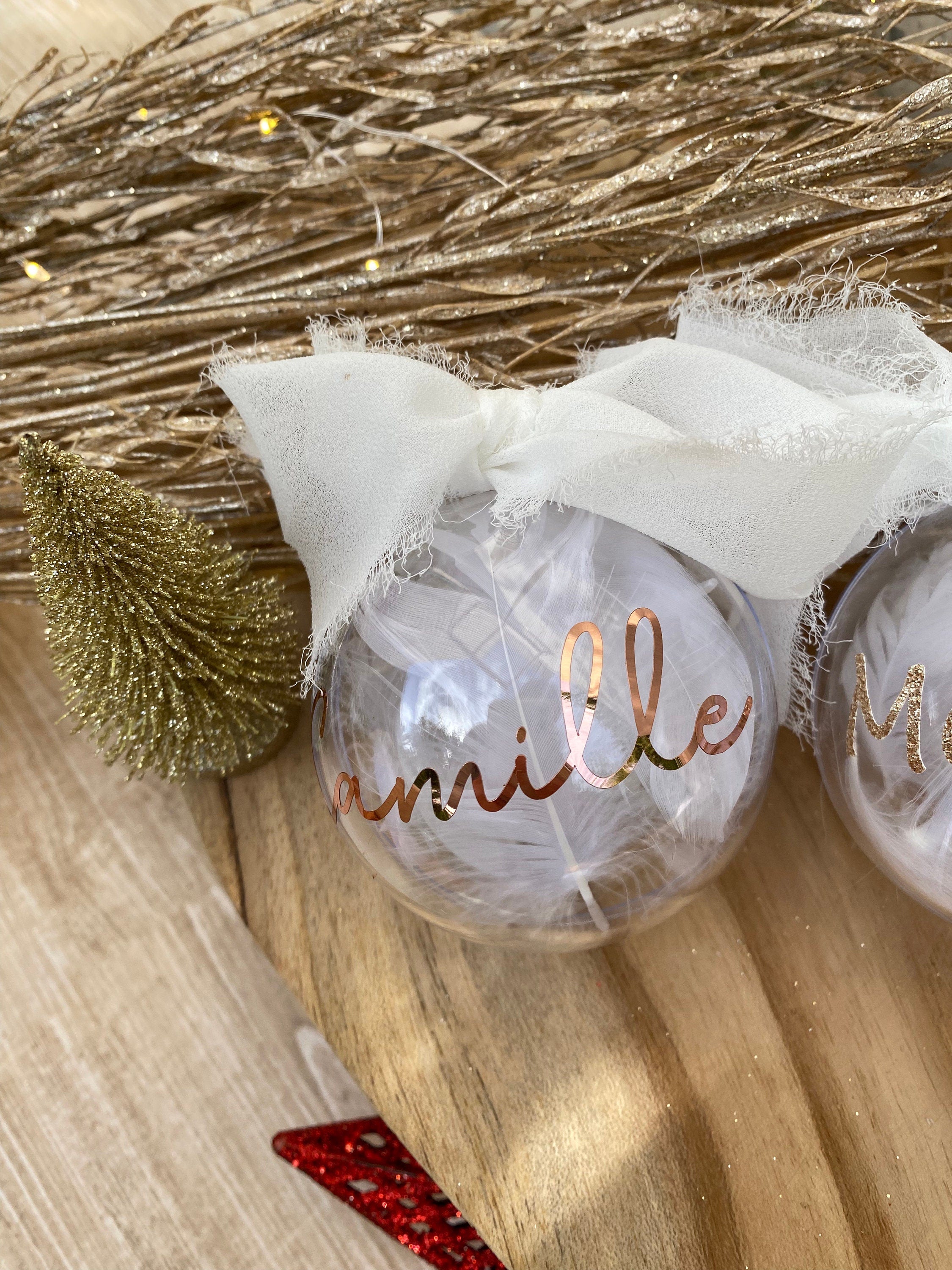 Boule de noël personnalisée plumes et prénom