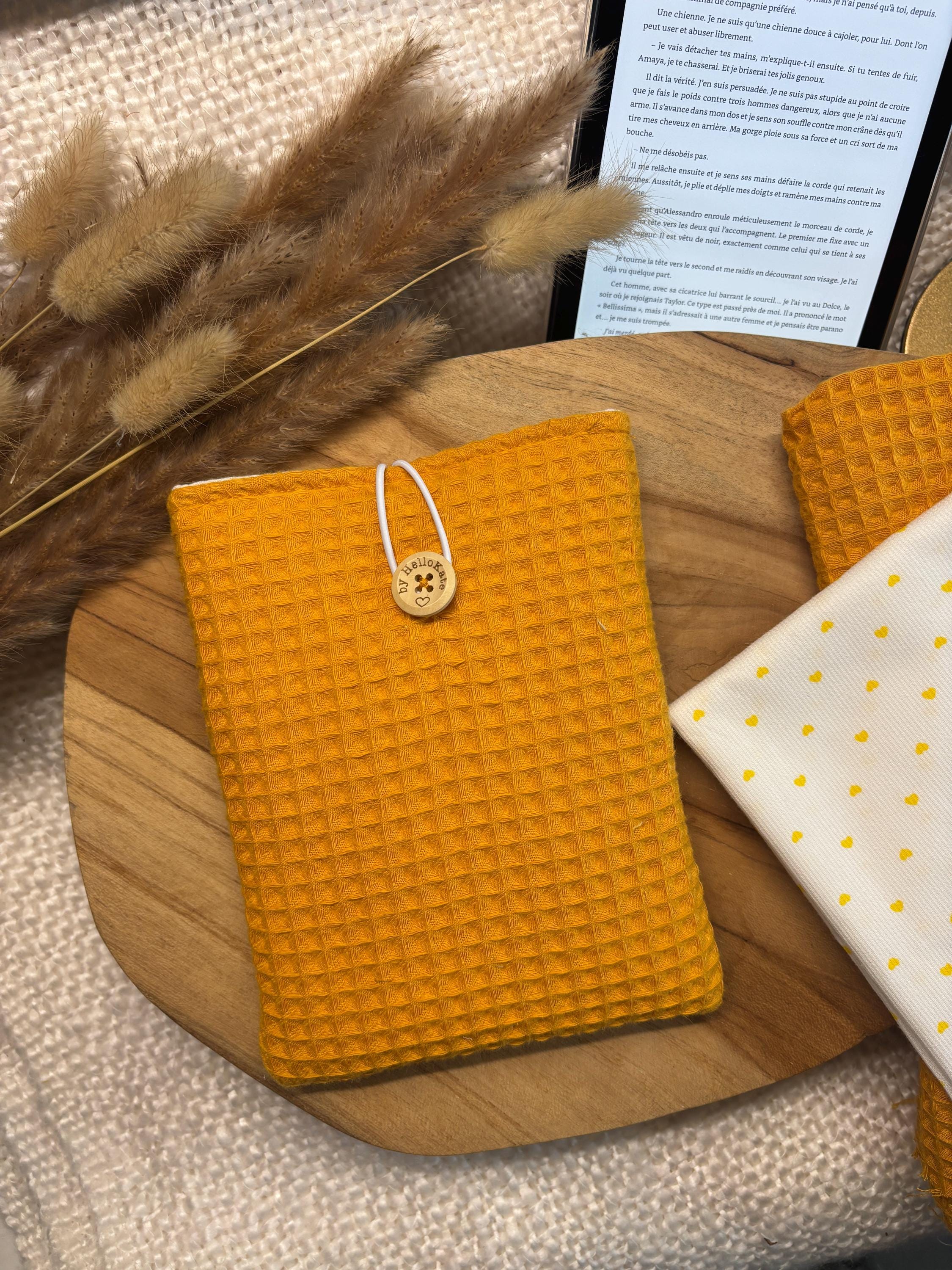 Pochette livre ou liseuse molletonnée en tissu nid d'abeille jaune moutarde