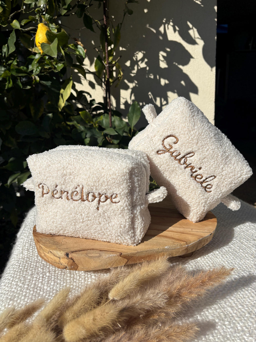 Trousse de toilette personnalisée avec broderie en tissu bouclette , trousse à maquillage brodé, trousse de toilette avec prénom