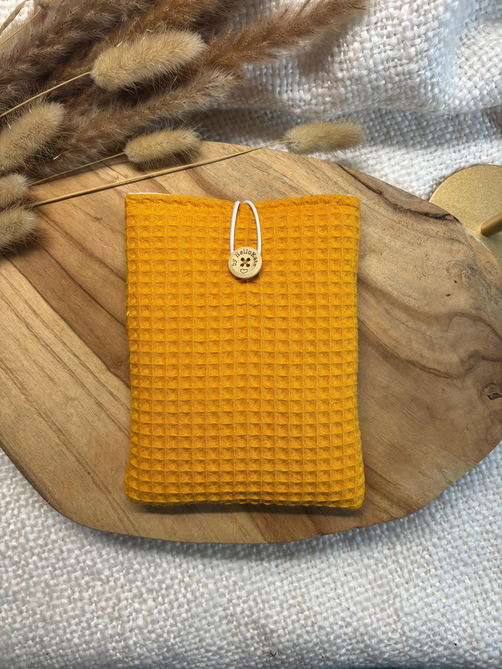 Pochette livre ou liseuse molletonnée en tissu nid d'abeille jaune moutarde