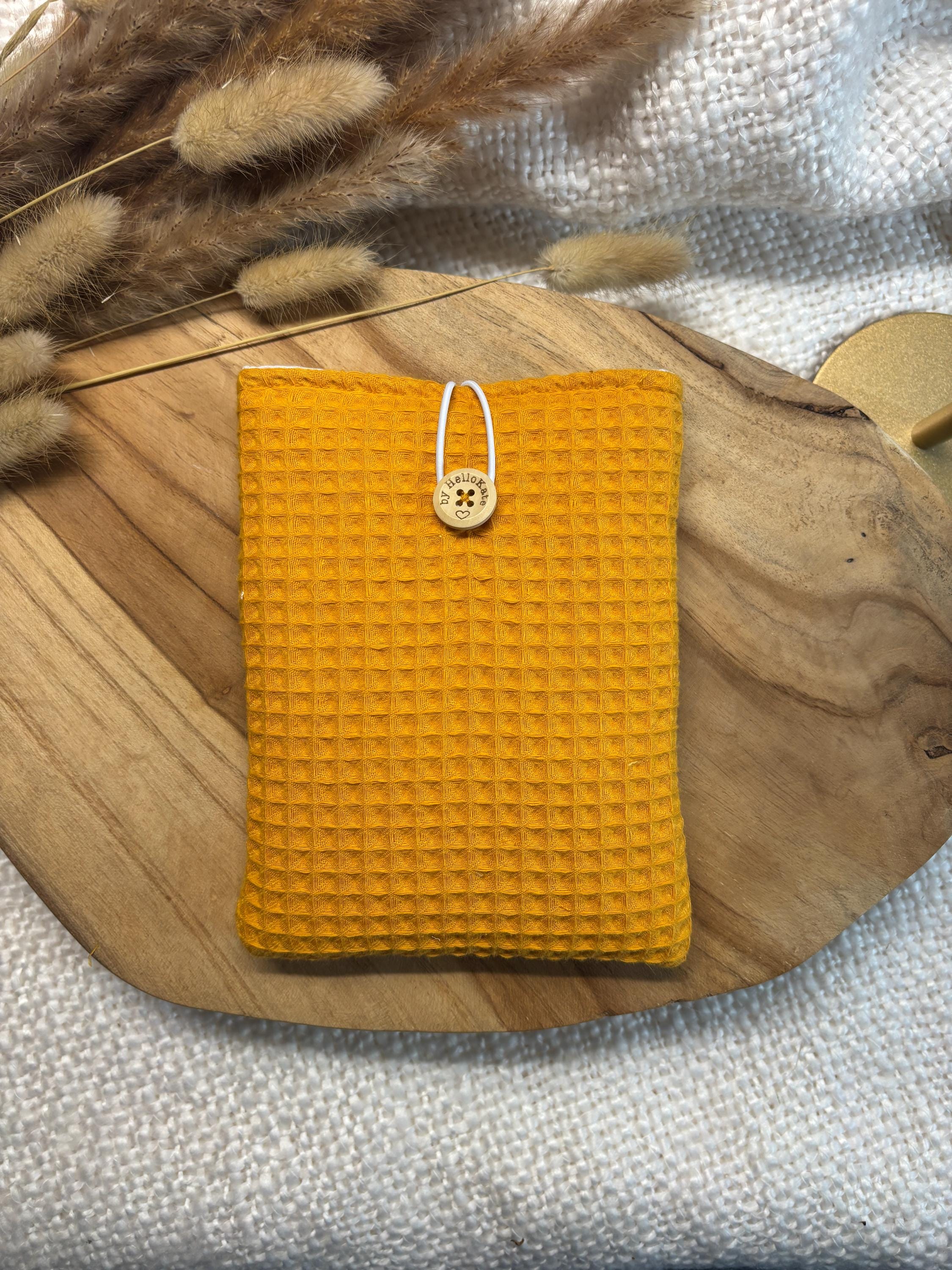 Pochette livre ou liseuse molletonnée en tissu nid d'abeille jaune moutarde