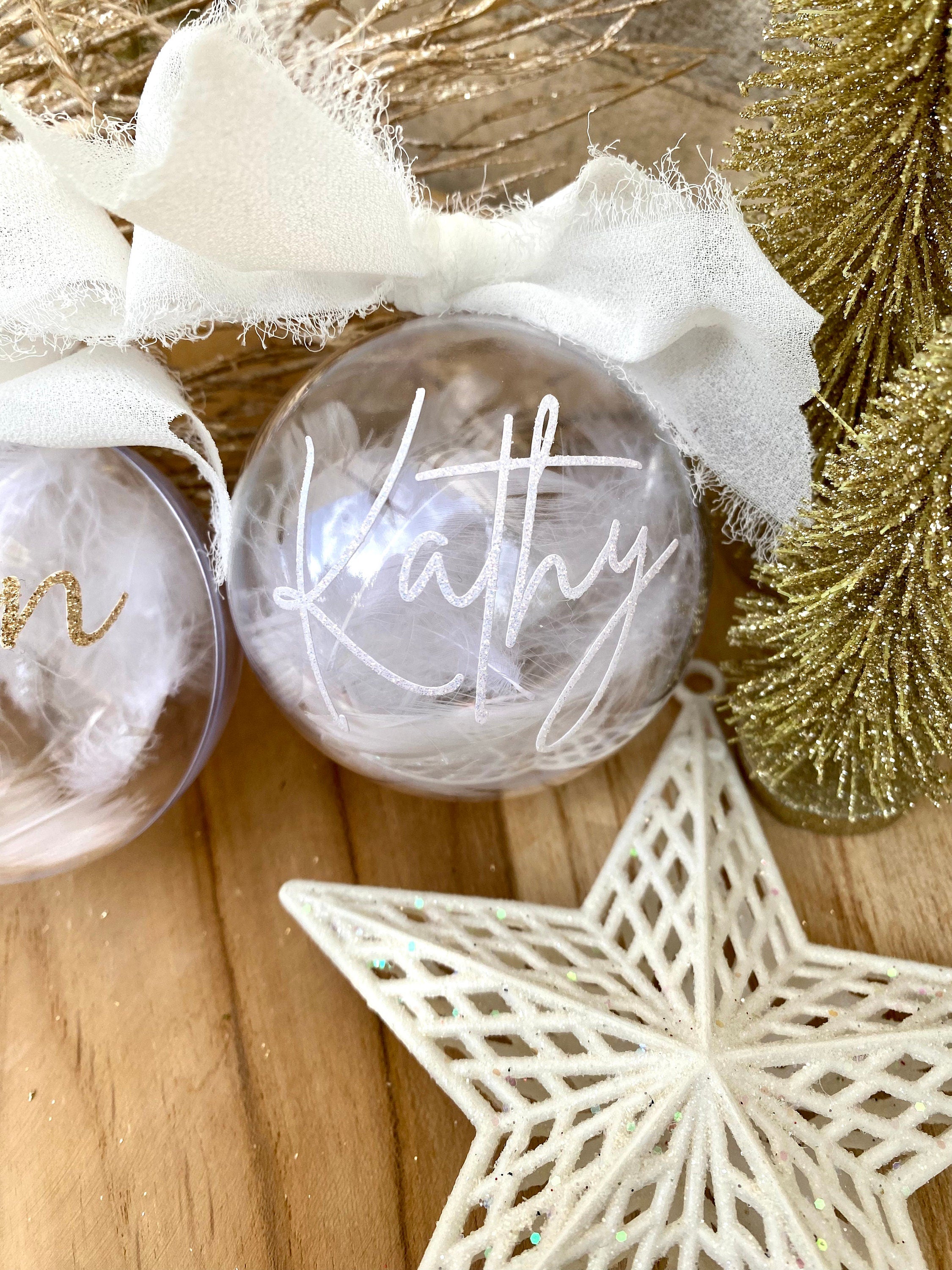 Boule de noël personnalisée plumes et prénom