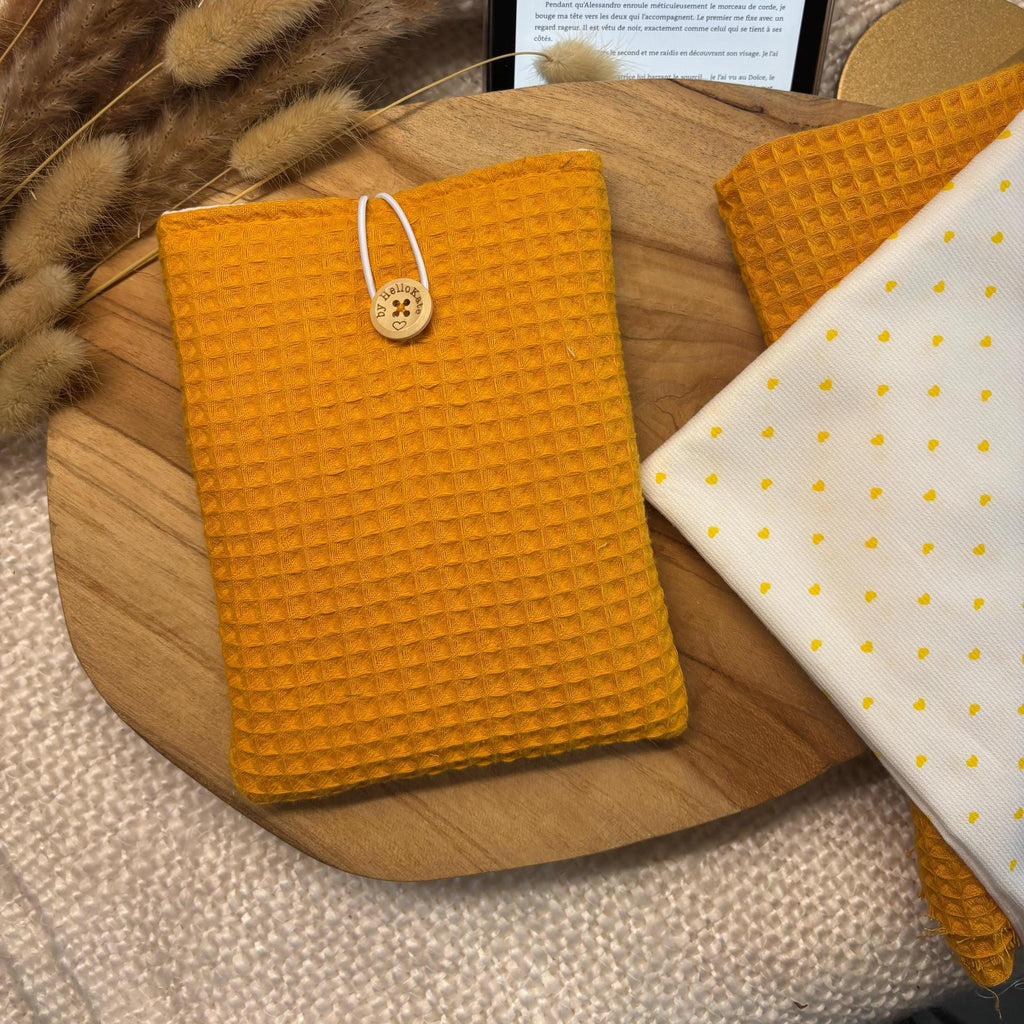 Pochette livre ou liseuse molletonnée en tissu nid d'abeille jaune moutarde