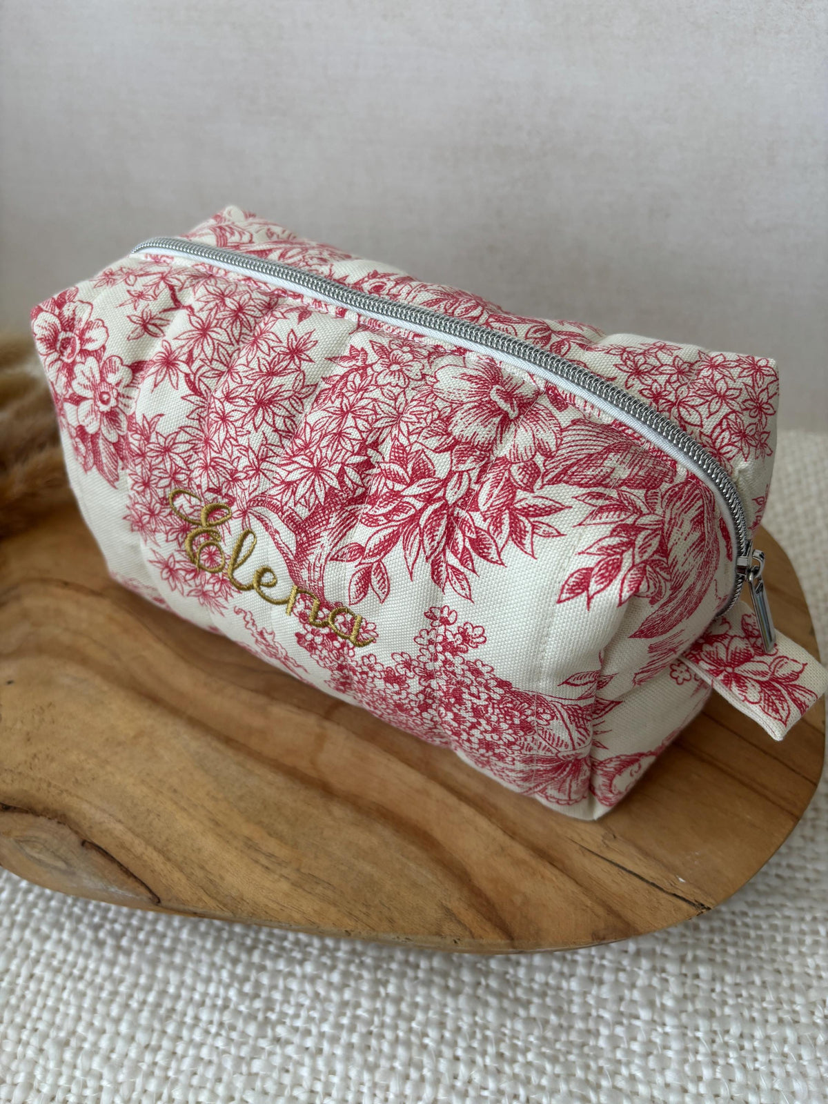 Trousse de toilette personnalisée avec broderie en toile de jouy rouge , trousse à maquillage brodé, trousse de toilette avec prénom