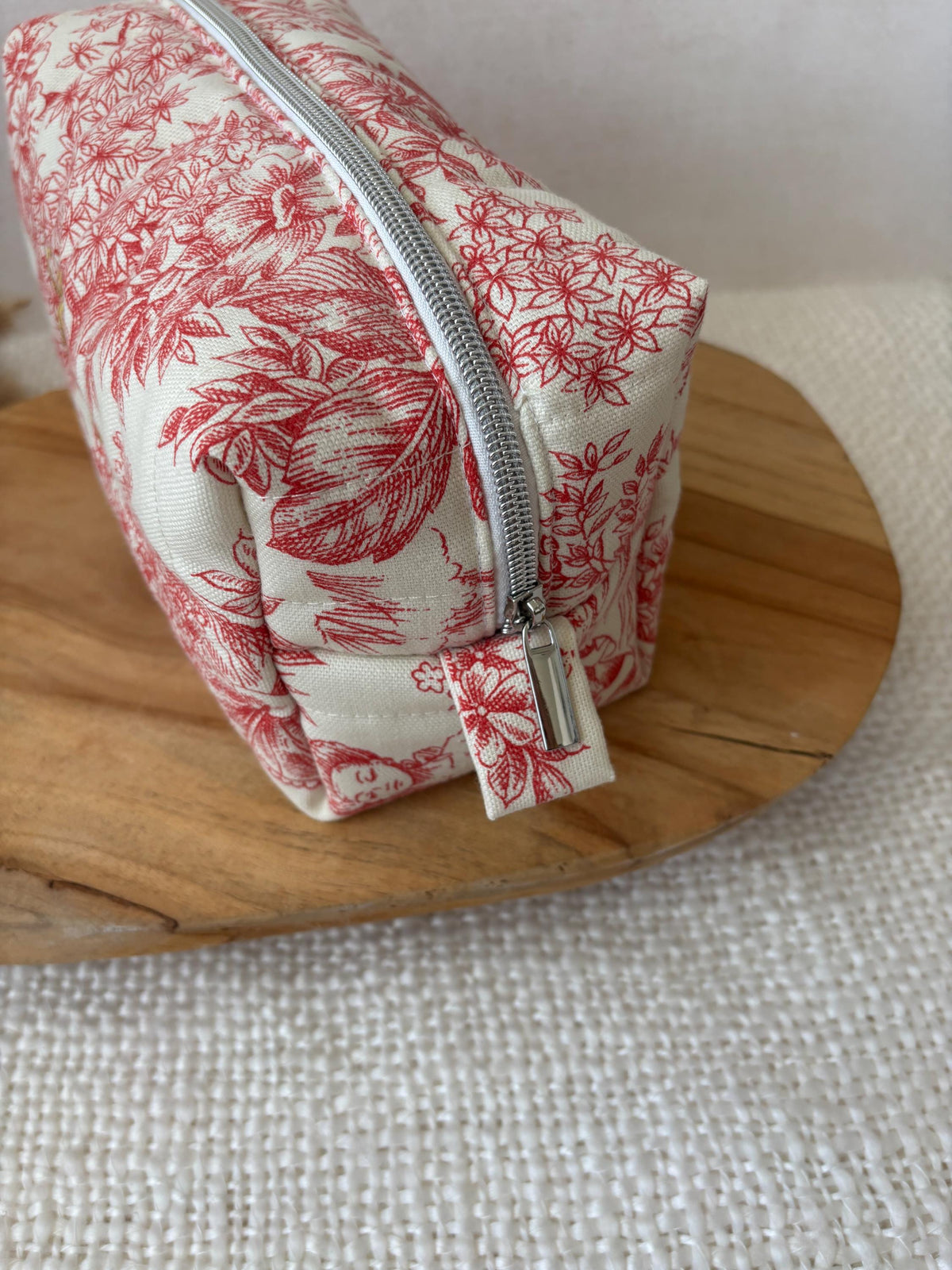 Trousse de toilette personnalisée avec broderie en toile de jouy rouge , trousse à maquillage brodé, trousse de toilette avec prénom