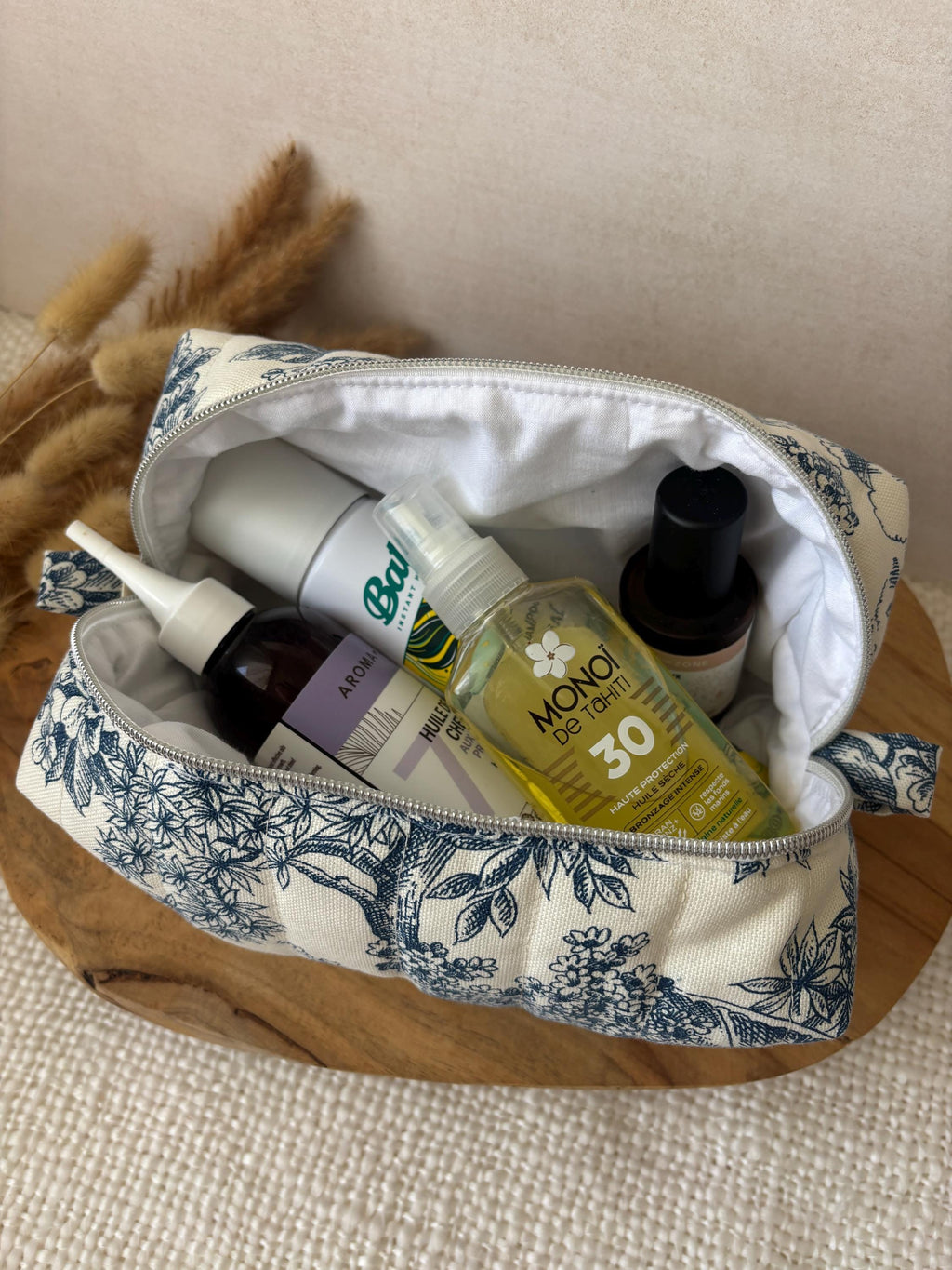 Trousse de toilette personnalisée en toile de jouy bleu avec broderie