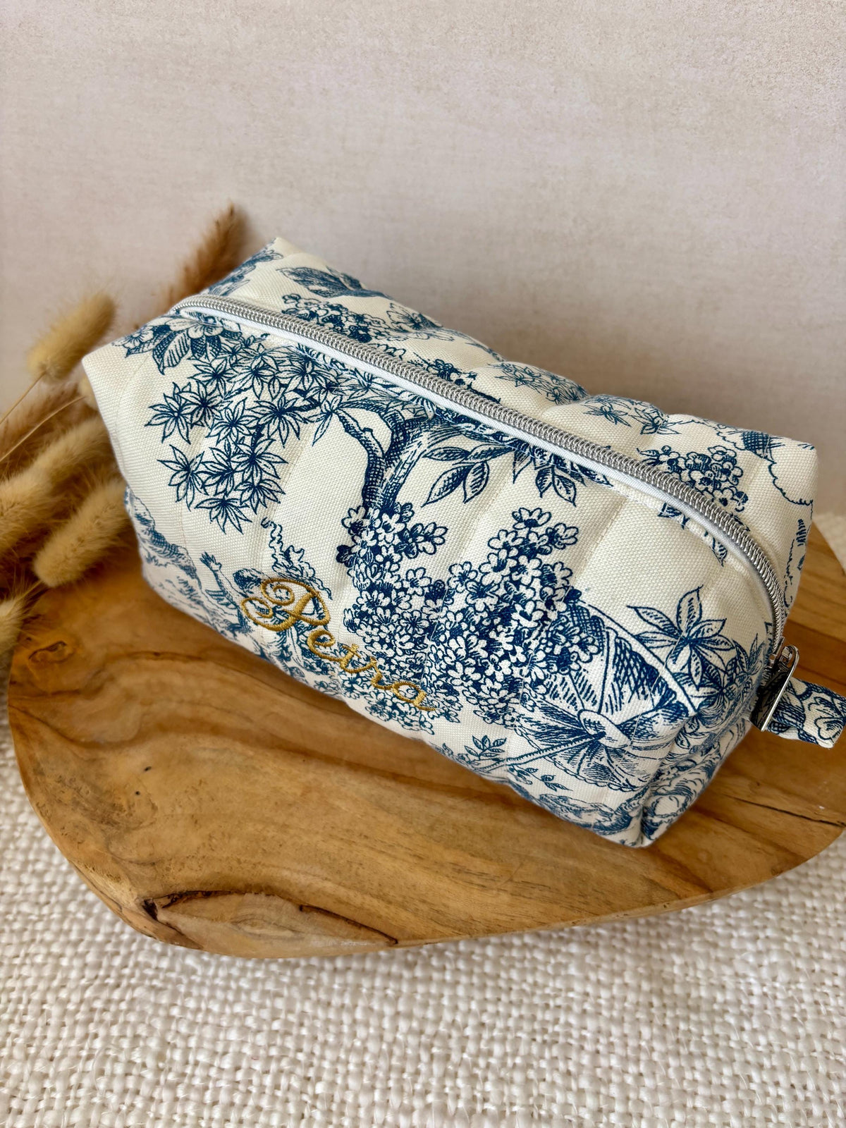 Trousse de toilette personnalisée en toile de jouy bleu avec broderie