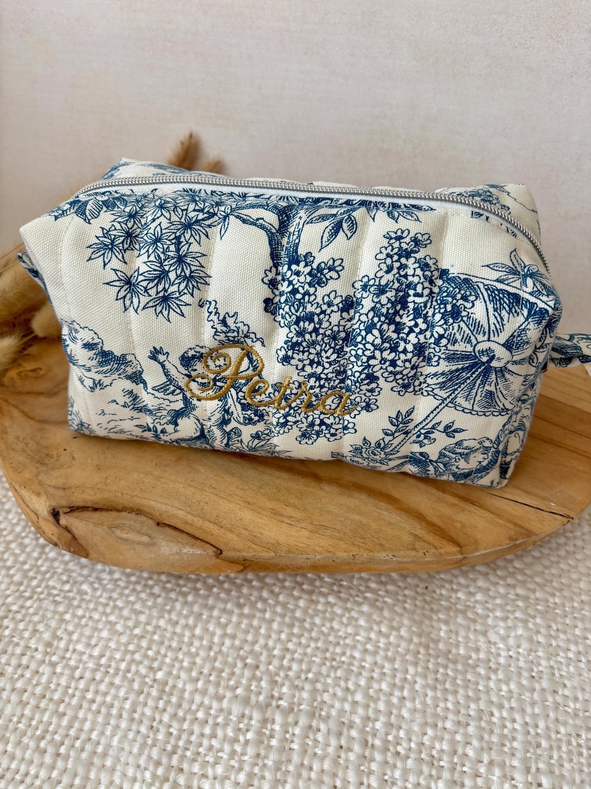 Trousse de toilette personnalisée en toile de jouy bleu avec broderie