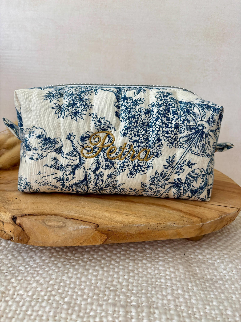 Trousse de toilette personnalisée en toile de jouy bleu avec broderie