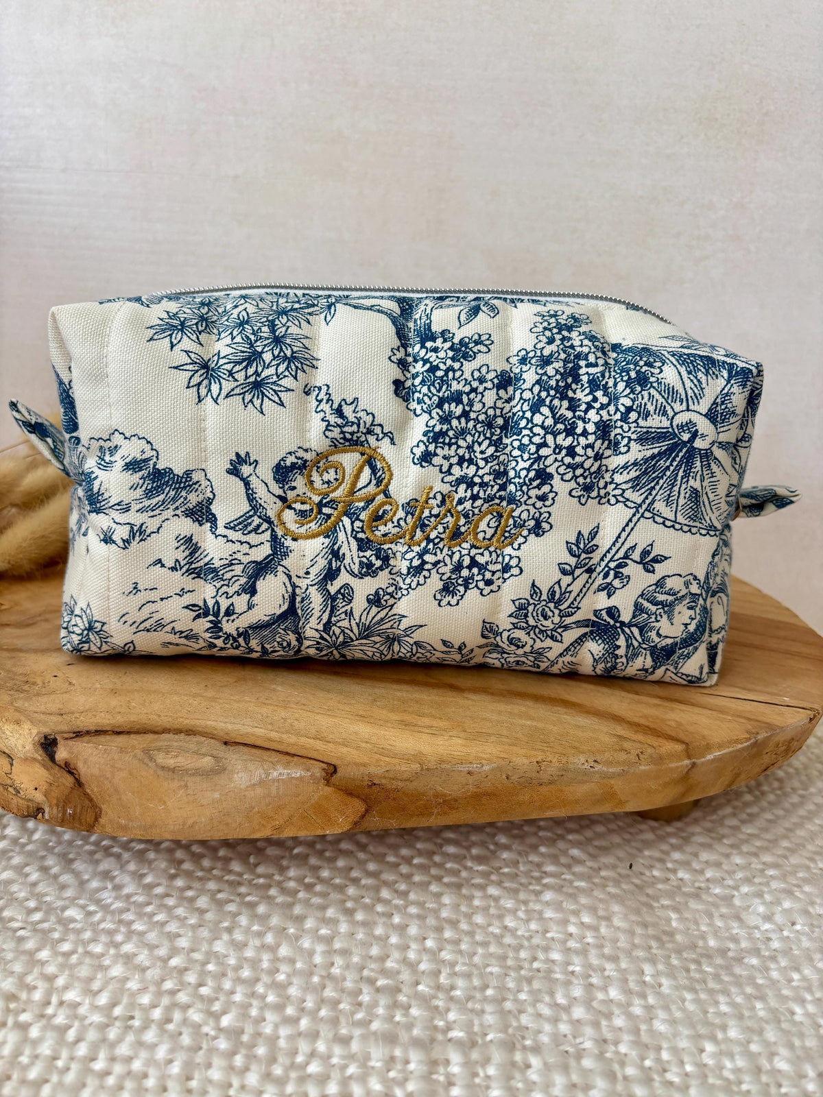 Trousse de toilette personnalisée en toile de jouy bleu avec broderie