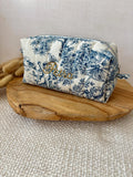 Trousse de toilette personnalisée en toile de jouy bleu avec broderie