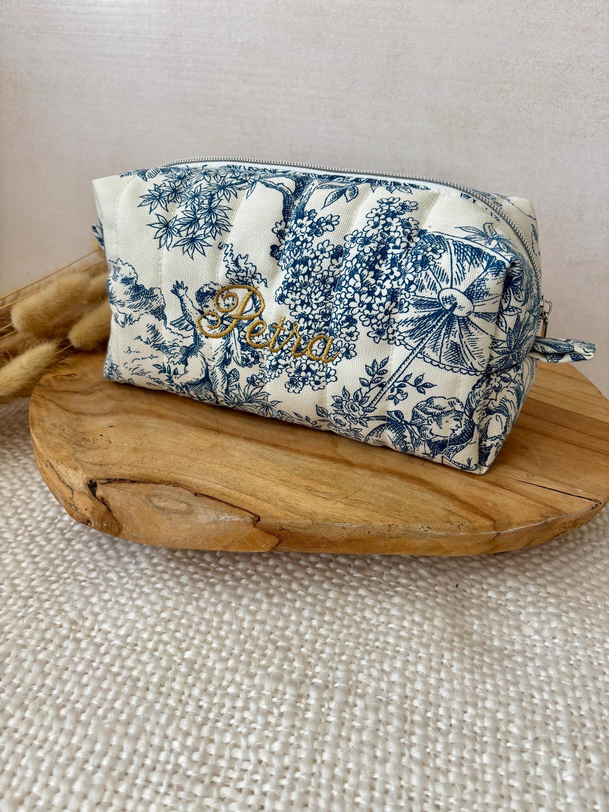 Trousse de toilette personnalisée en toile de jouy bleu avec broderie