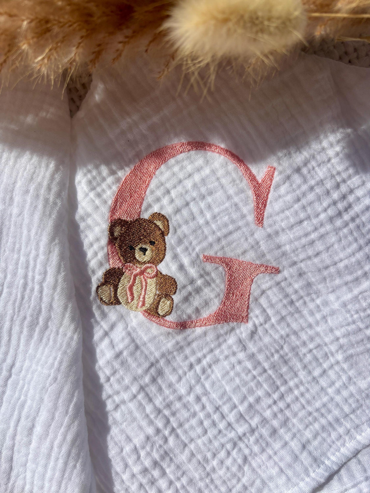 Lange personnalisé brodé en gaze de coton, majuscule ourson nounours cadeau naissance lange blanc personnalisé prénom bébé