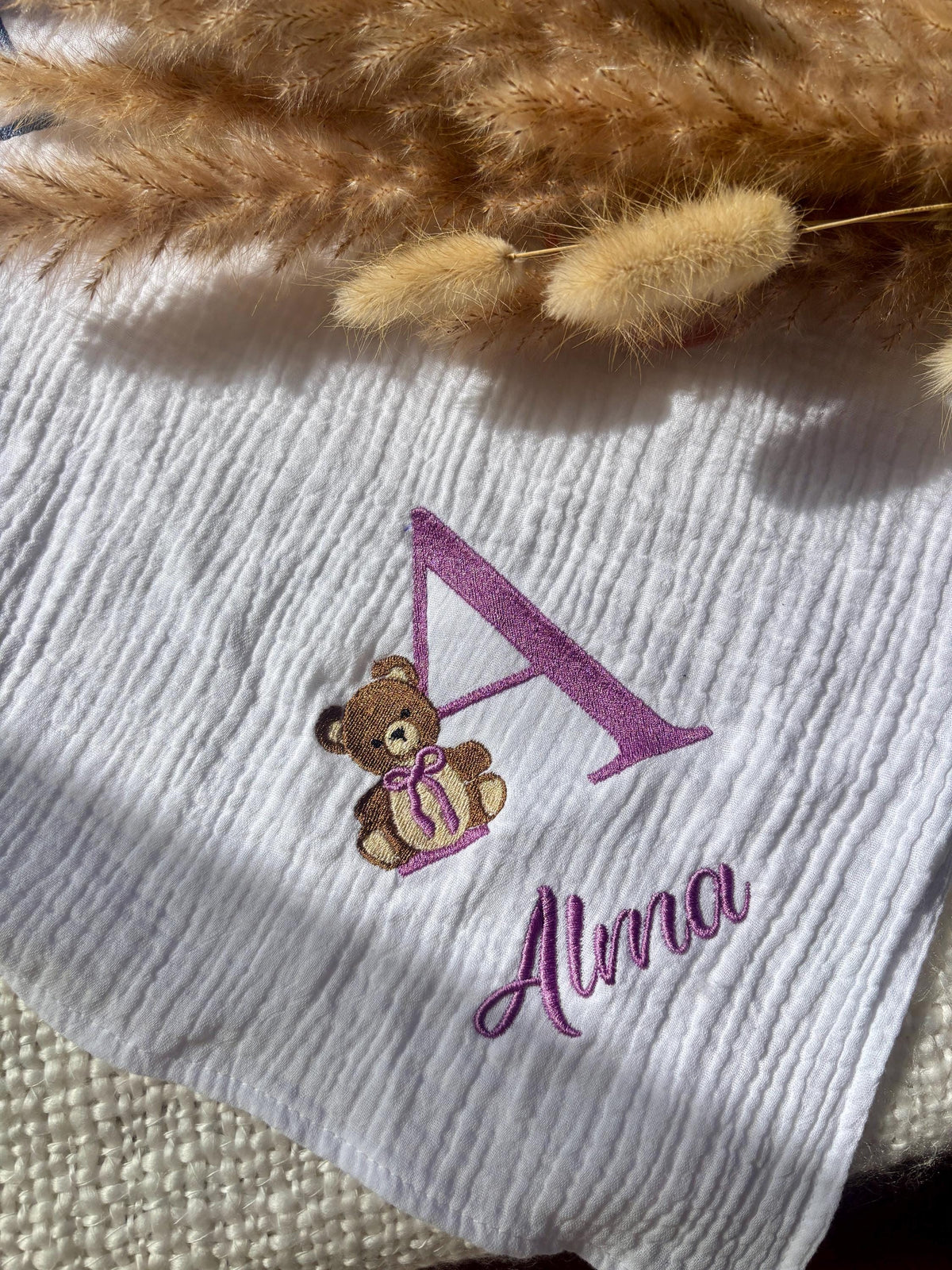 Lange personnalisé brodé en gaze de coton, majuscule ourson nounours cadeau naissance lange blanc personnalisé prénom bébé