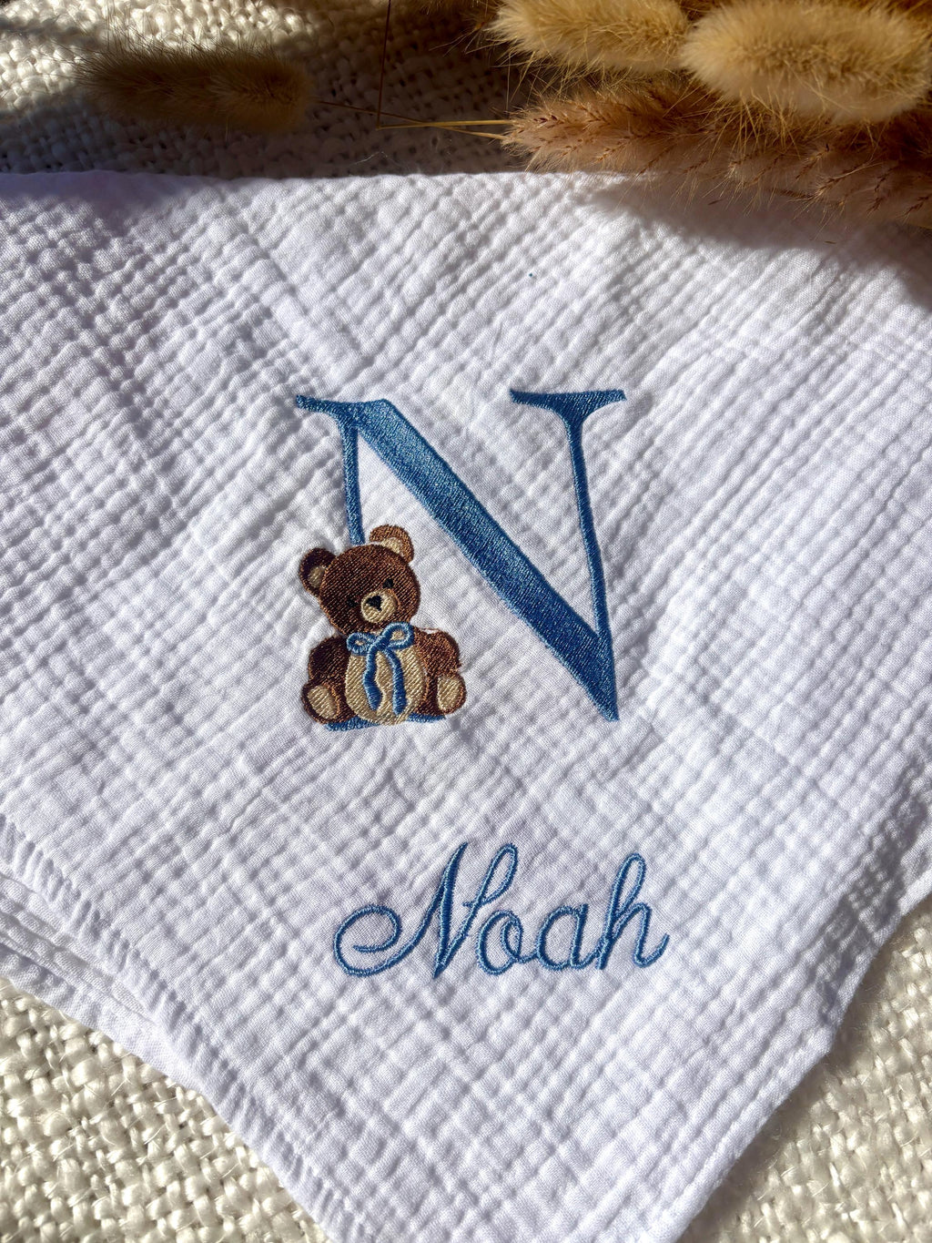 Lange personnalisé brodé en gaze de coton, majuscule ourson nounours cadeau naissance lange blanc personnalisé prénom bébé