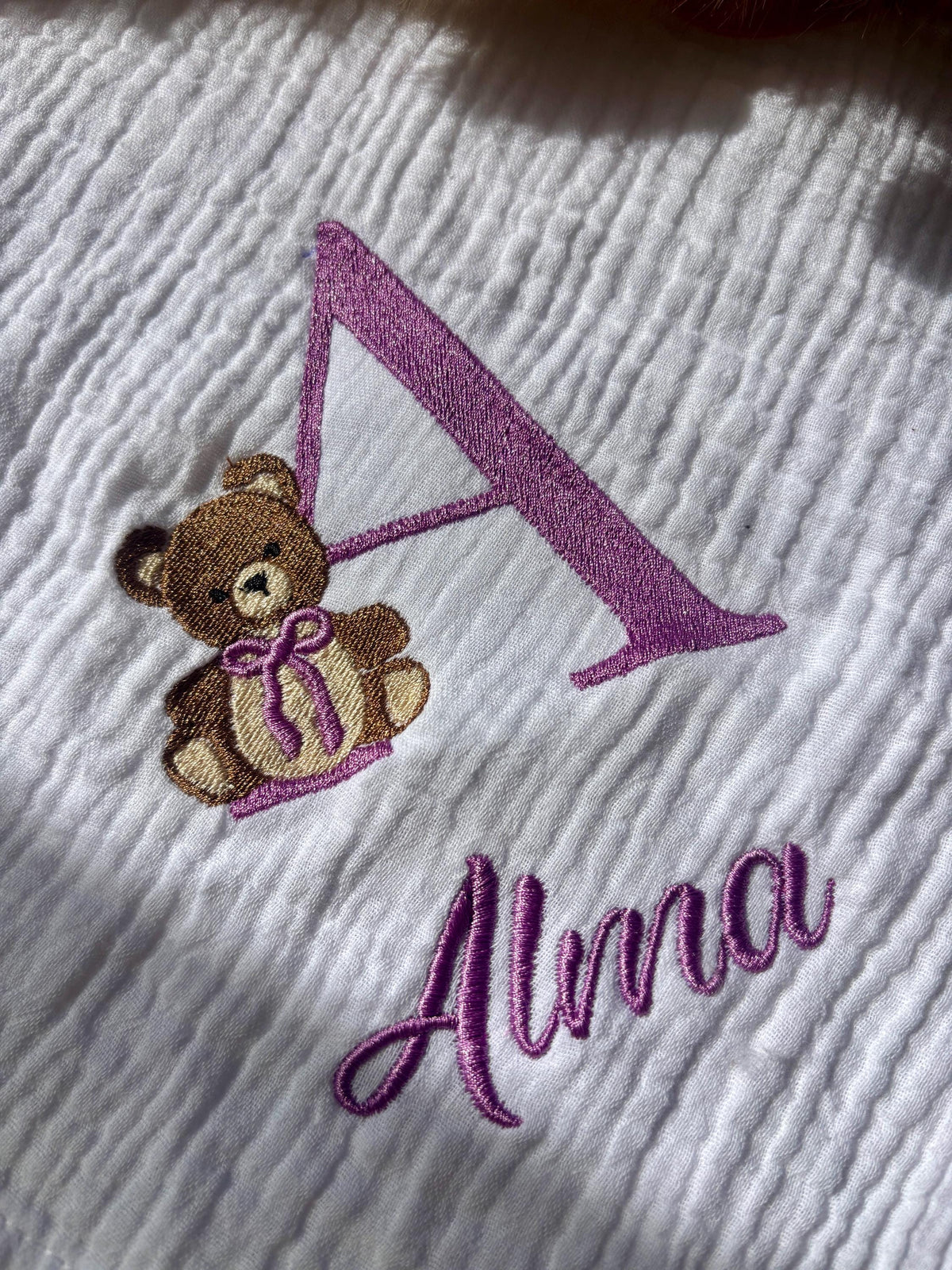 Lange personnalisé brodé en gaze de coton, majuscule ourson nounours cadeau naissance lange blanc personnalisé prénom bébé