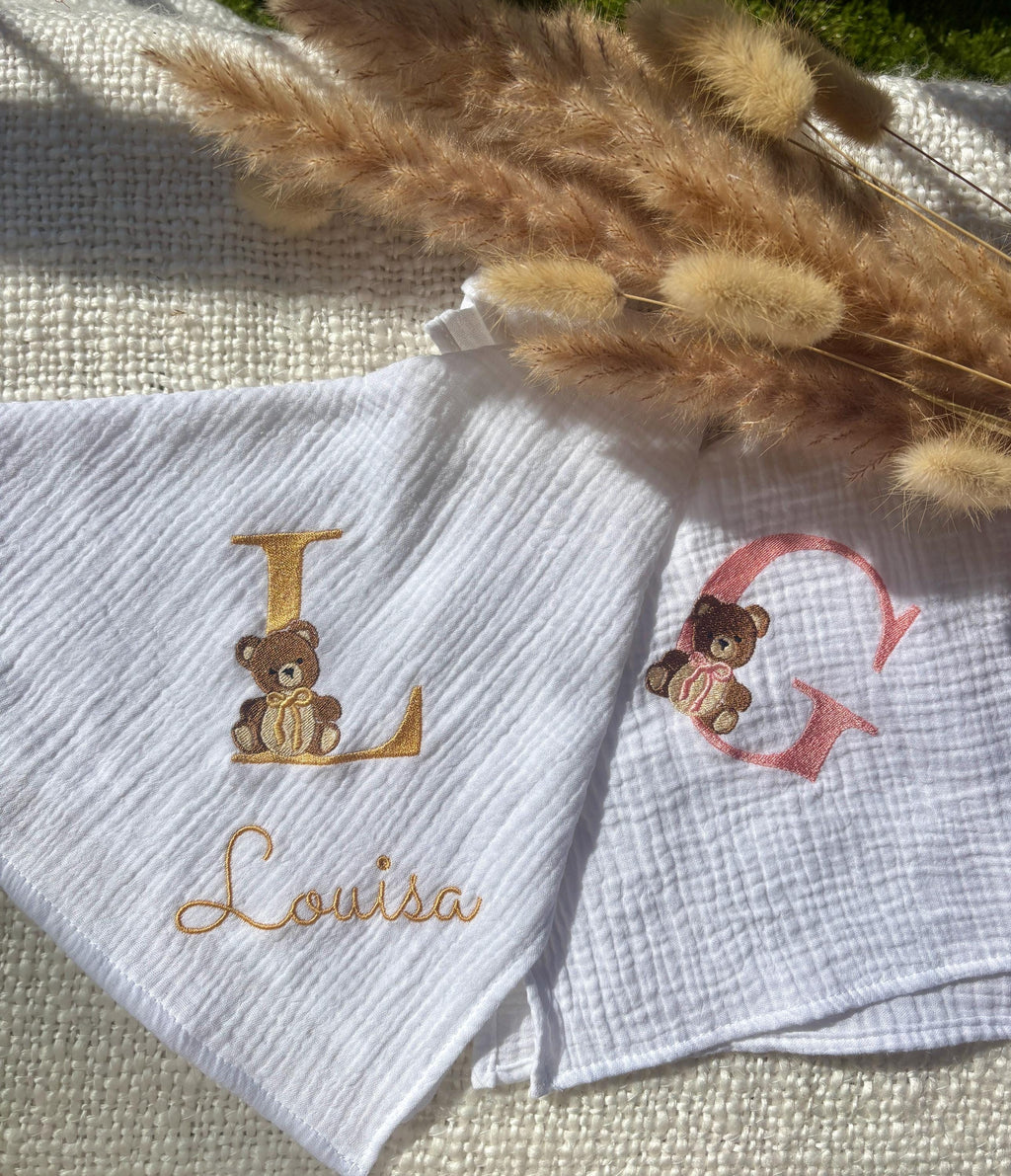 Lange personnalisé brodé en gaze de coton, majuscule ourson nounours cadeau naissance lange blanc personnalisé prénom bébé