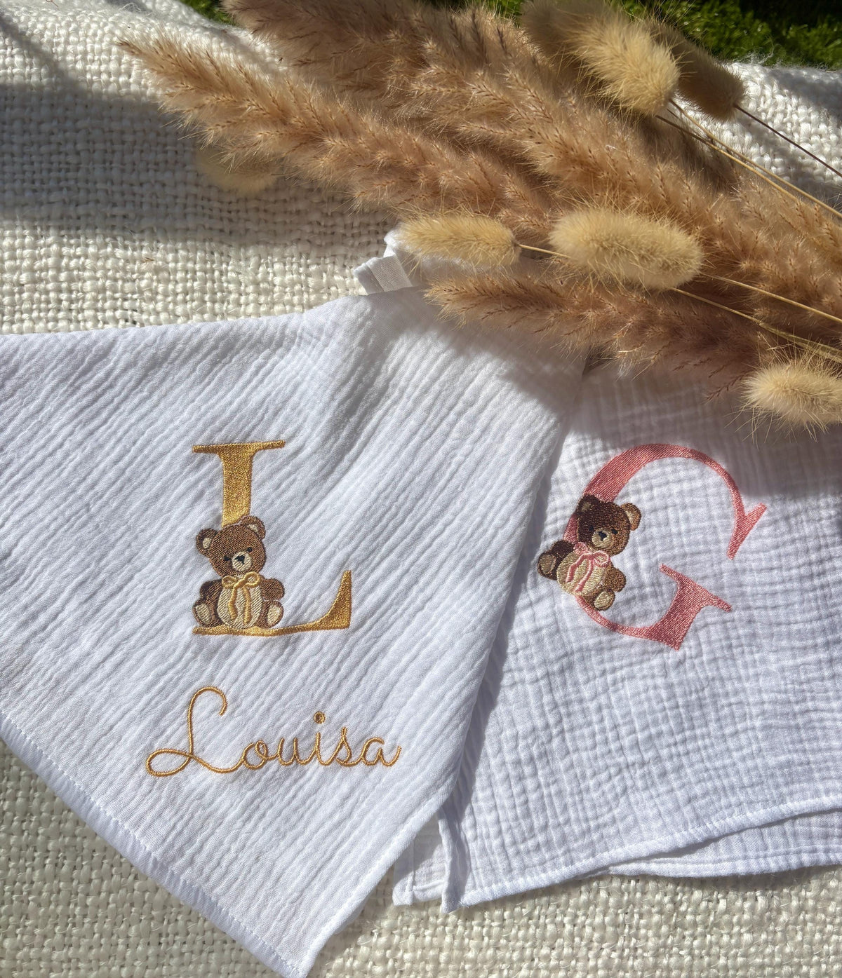 Lange personnalisé brodé en gaze de coton, majuscule ourson nounours cadeau naissance lange blanc personnalisé prénom bébé