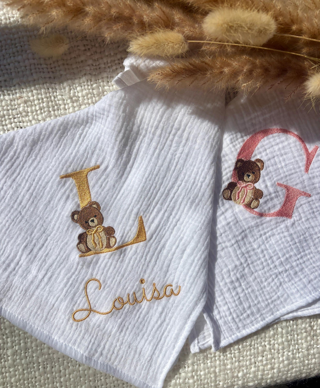 Lange personnalisé brodé en gaze de coton, majuscule ourson nounours cadeau naissance lange blanc personnalisé prénom bébé
