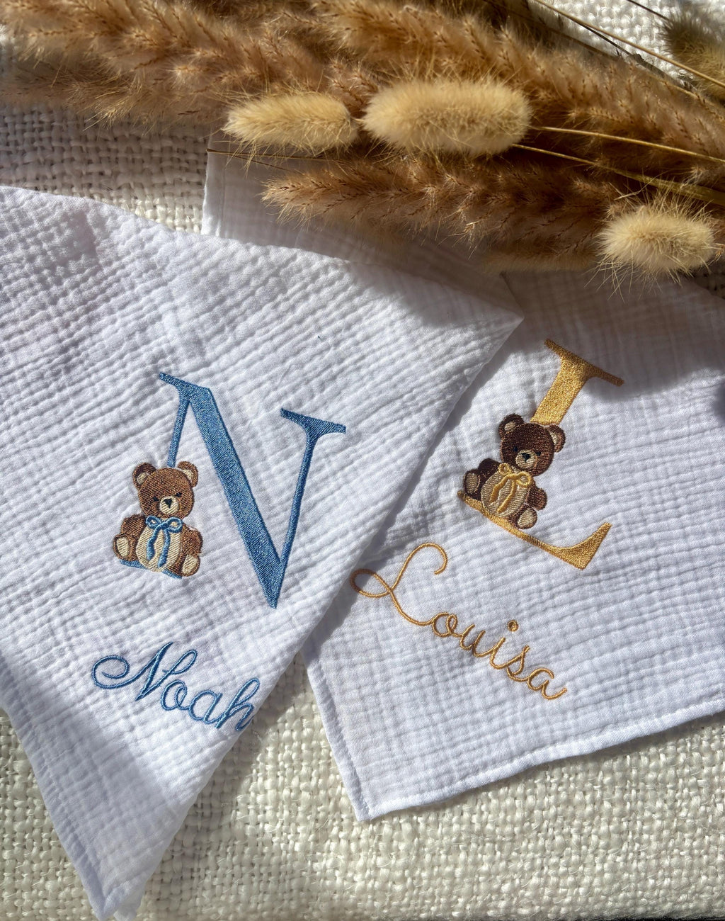 Lange personnalisé brodé en gaze de coton, majuscule ourson nounours cadeau naissance lange blanc personnalisé prénom bébé