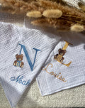 Lange personnalisé brodé en gaze de coton, majuscule ourson nounours cadeau naissance lange blanc personnalisé prénom bébé